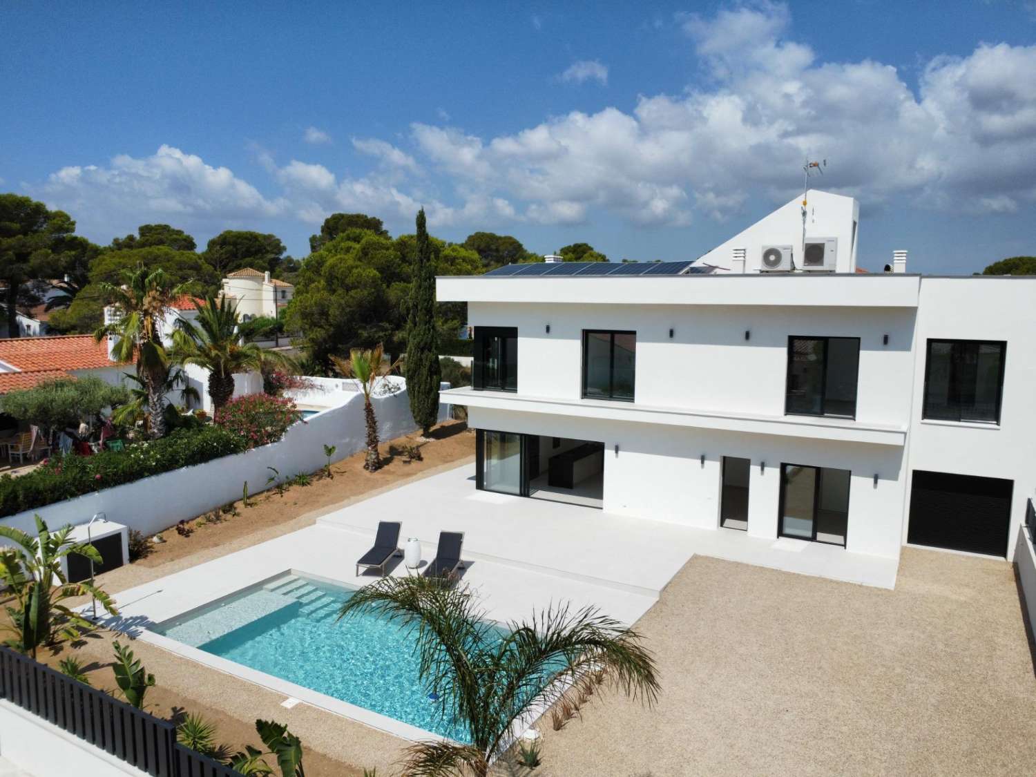 ¡Excepcional! ¡Magnífica casa moderna a solo 100 metros del mar!