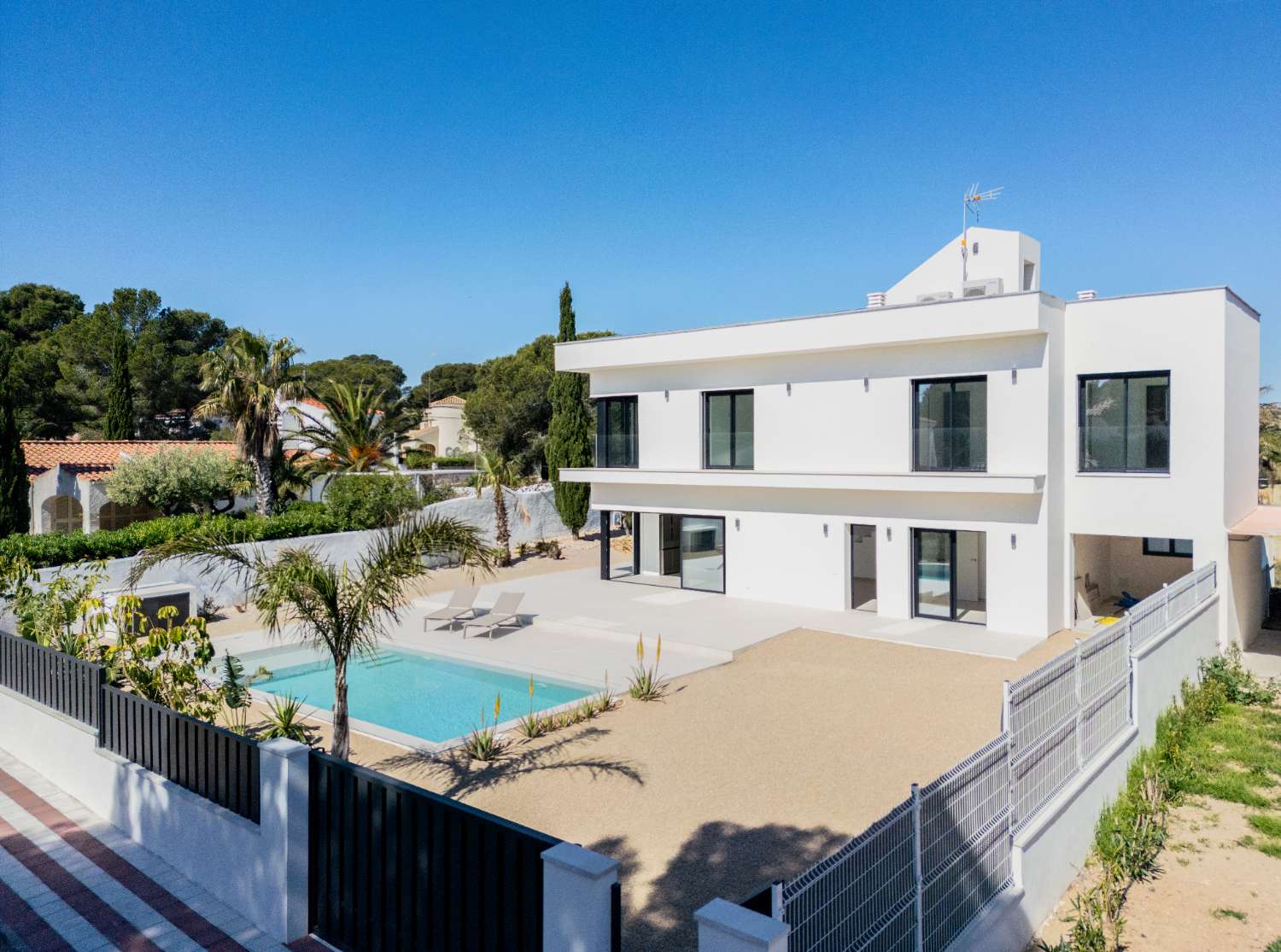 ¡Excepcional! ¡Magnífica casa moderna a solo 100 metros del mar!