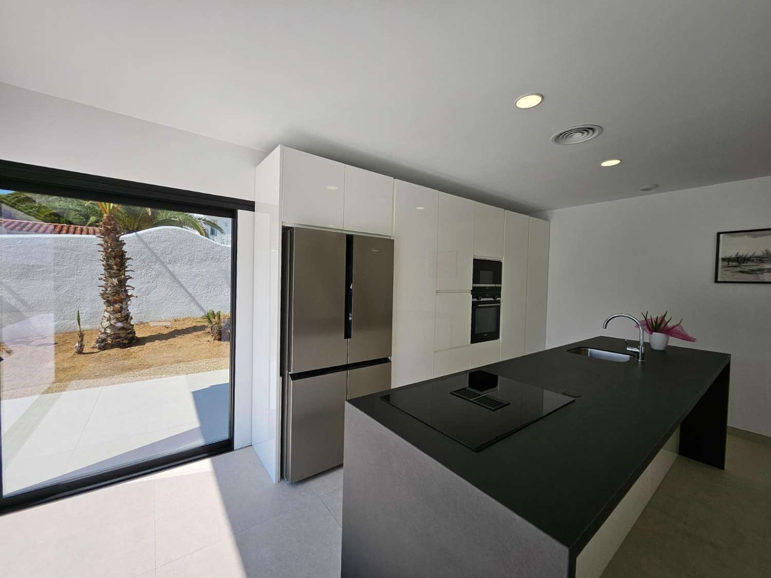 ¡Excepcional! ¡Magnífica casa moderna a solo 100 metros del mar!