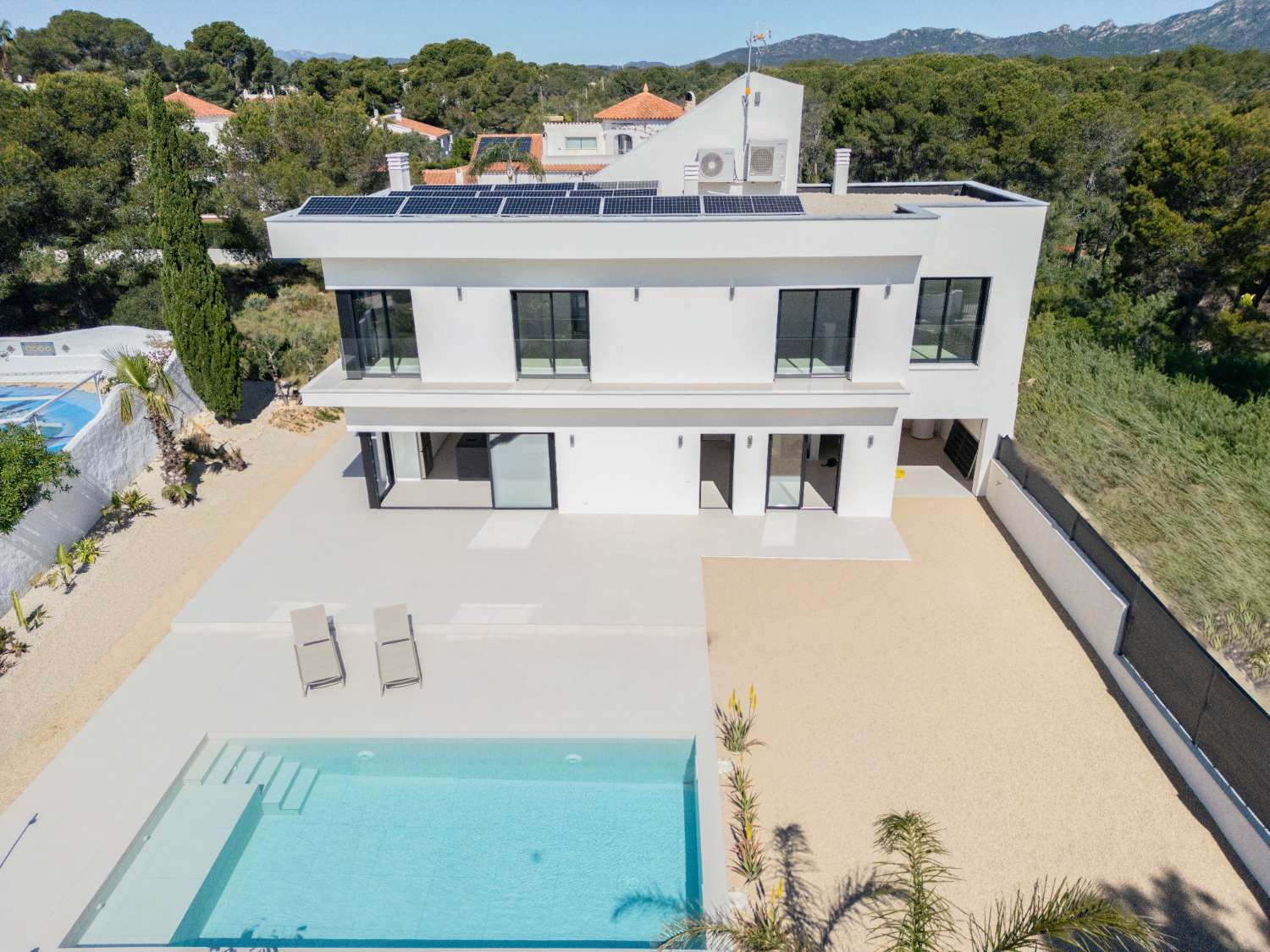¡Excepcional! ¡Magnífica casa moderna a solo 100 metros del mar!