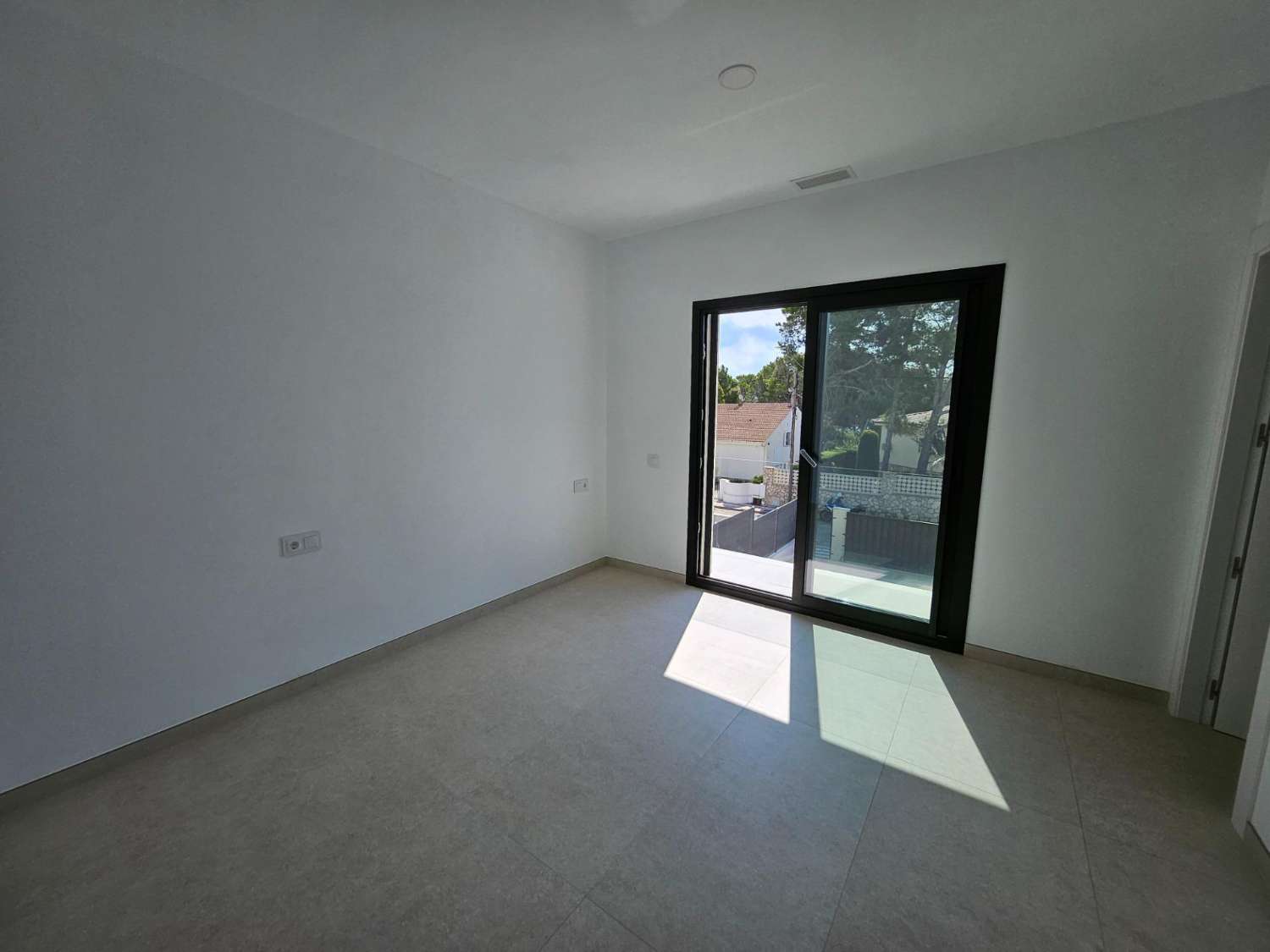 ¡Excepcional! ¡Magnífica casa moderna a solo 100 metros del mar!