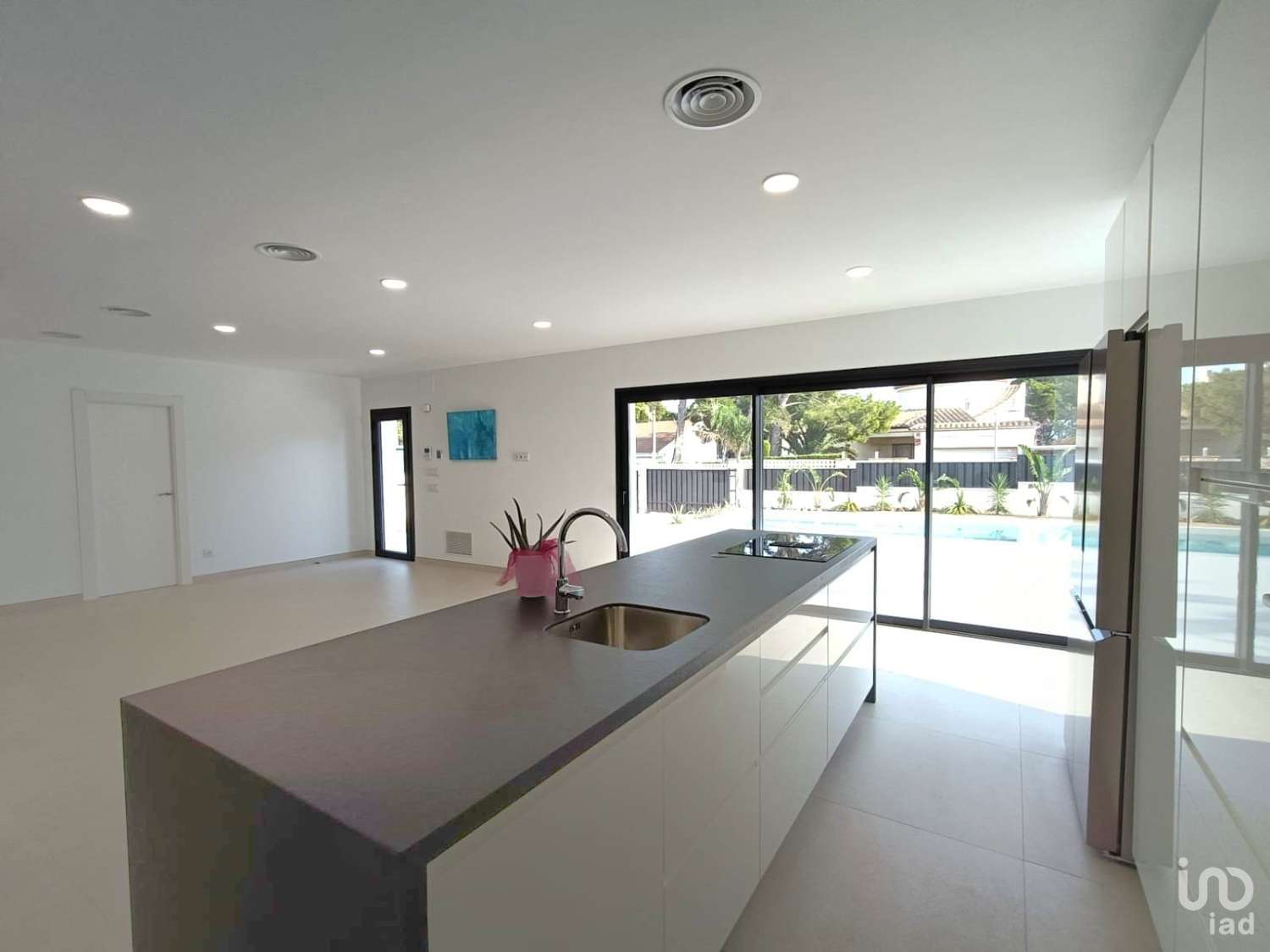 ¡Excepcional! ¡Magnífica casa moderna a solo 100 metros del mar!