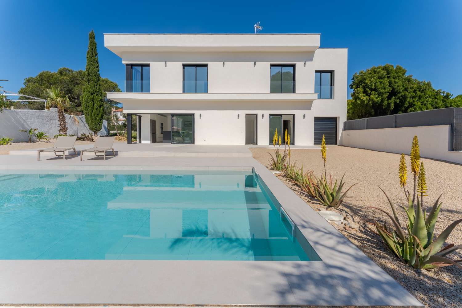 ¡Excepcional! ¡Magnífica casa moderna a solo 100 metros del mar!