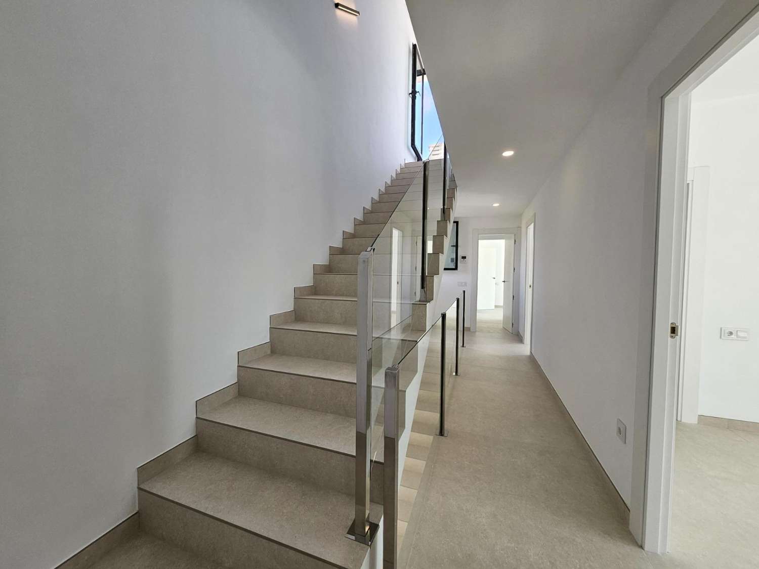 ¡Excepcional! ¡Magnífica casa moderna a solo 100 metros del mar!