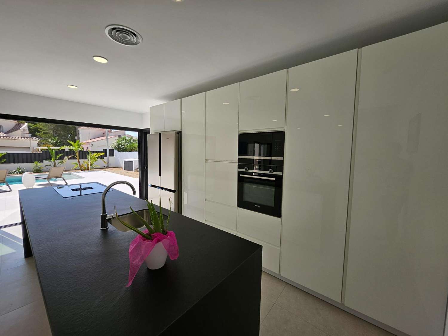 ¡Excepcional! ¡Magnífica casa moderna a solo 100 metros del mar!