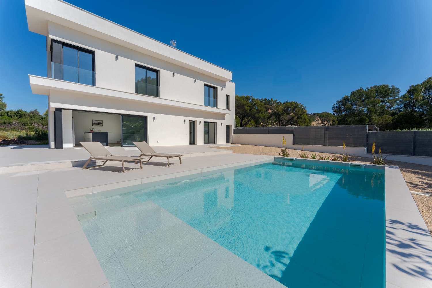 ¡Excepcional! ¡Magnífica casa moderna a solo 100 metros del mar!