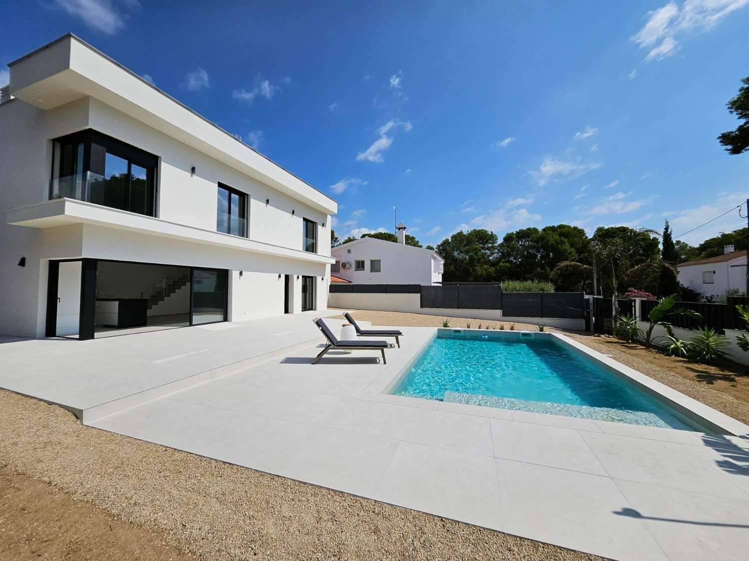 ¡Excepcional! ¡Magnífica casa moderna a solo 100 metros del mar!