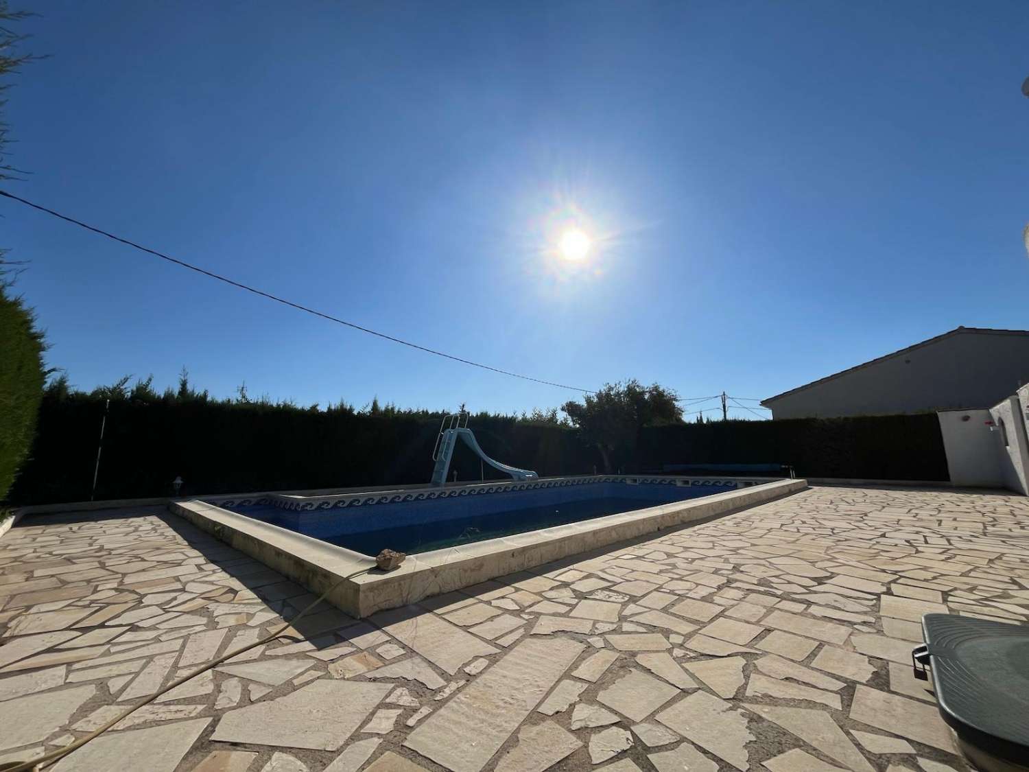 Casa individual con piscina en una sola planta