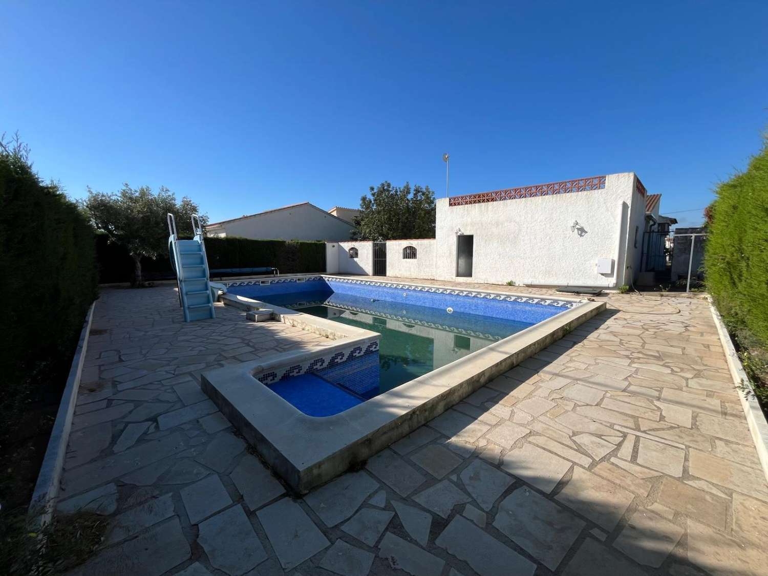 Casa individual con piscina en una sola planta
