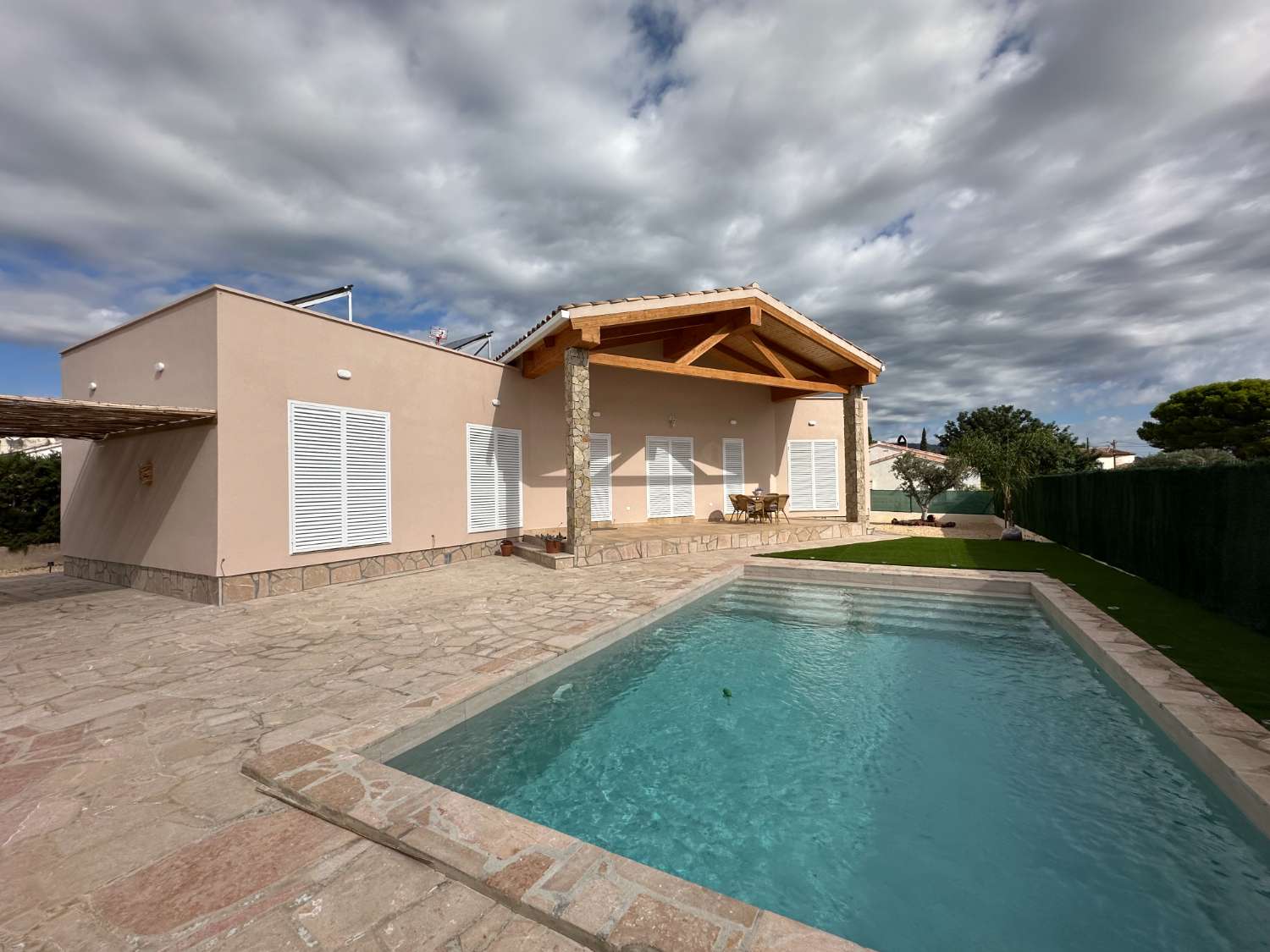 ¡Nueva casa unifamiliar con piscina privada!