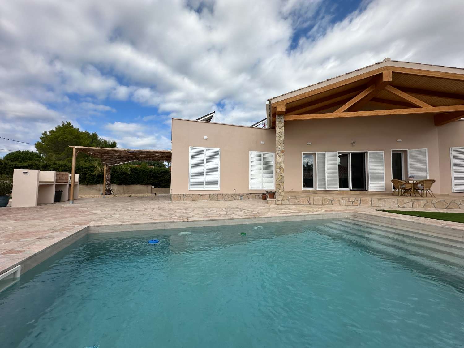 ¡Nueva casa unifamiliar con piscina privada!