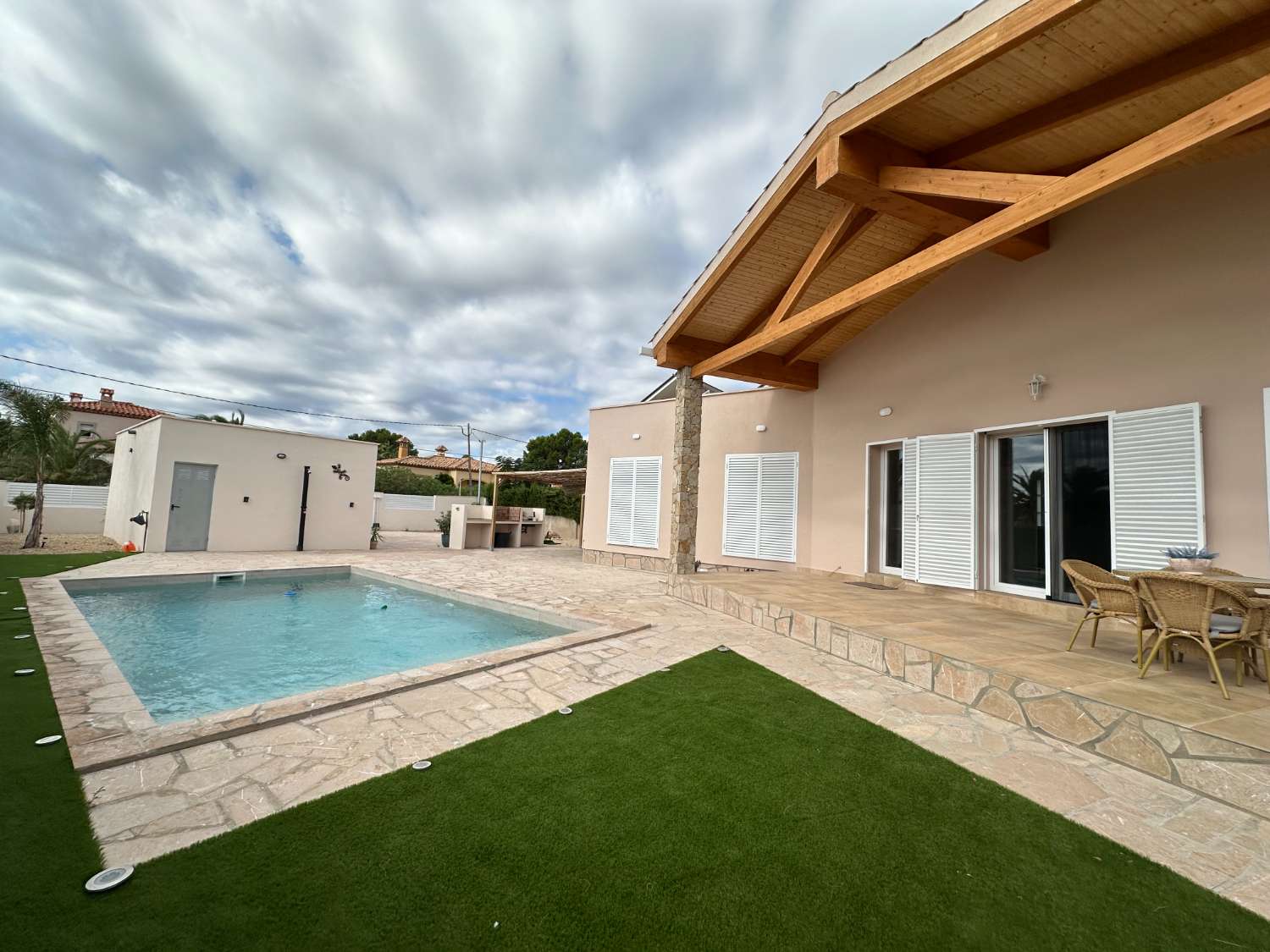 ¡Nueva casa unifamiliar con piscina privada!