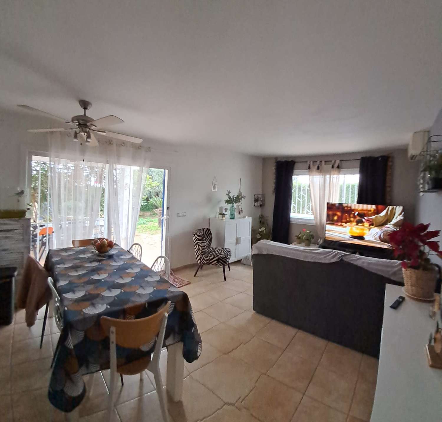 Haus mit unabhängigem Studio und Swimmingpool, 600 m vom Meer entfernt