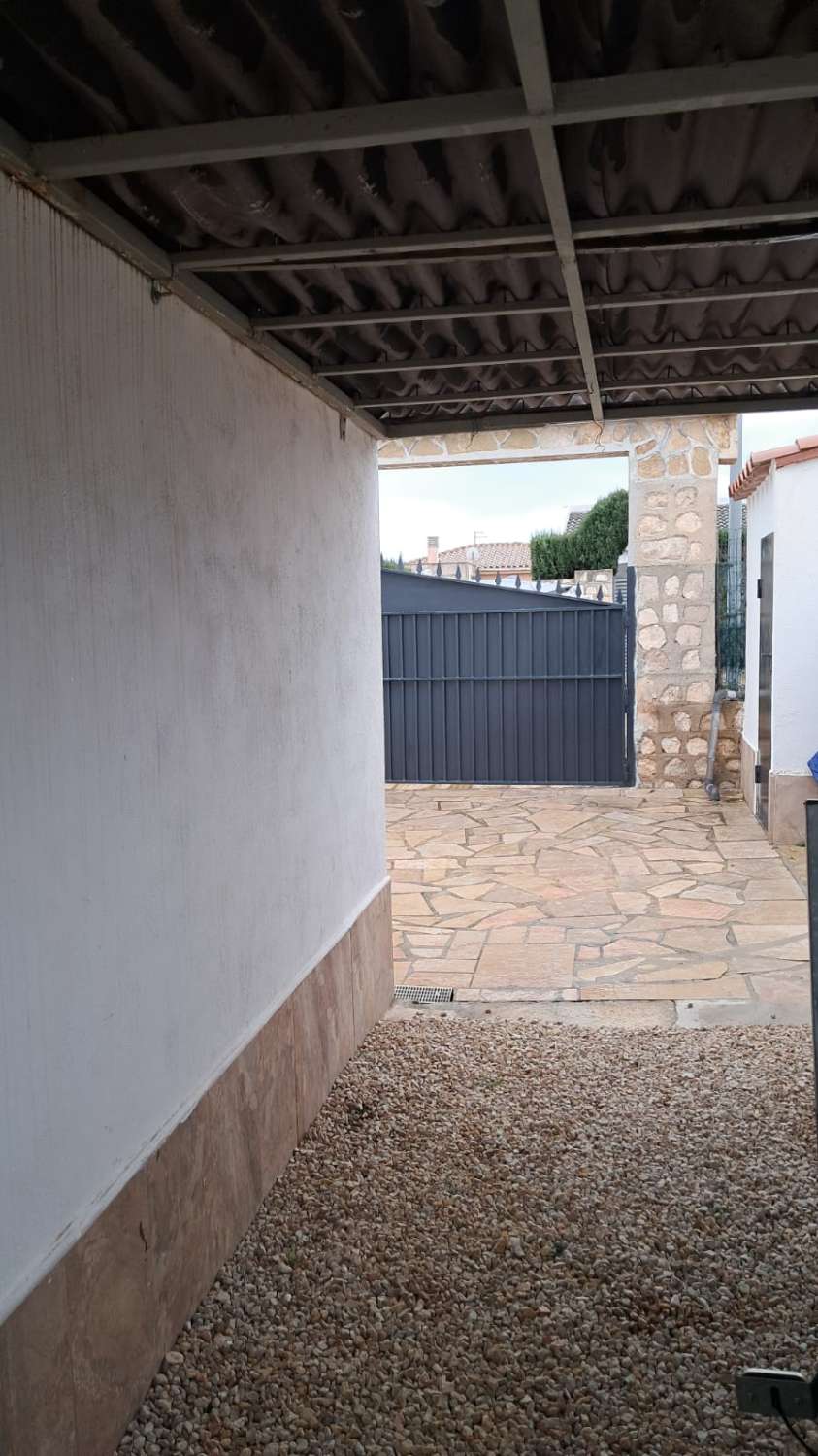 Haus mit unabhängigem Studio und Swimmingpool, 600 m vom Meer entfernt