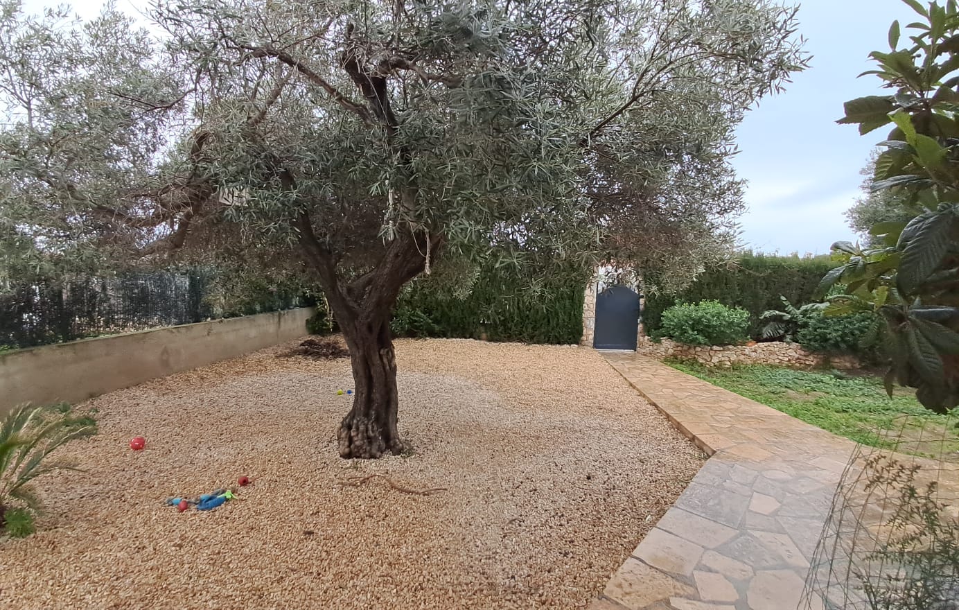 Haus mit unabhängigem Studio und Swimmingpool, 600 m vom Meer entfernt