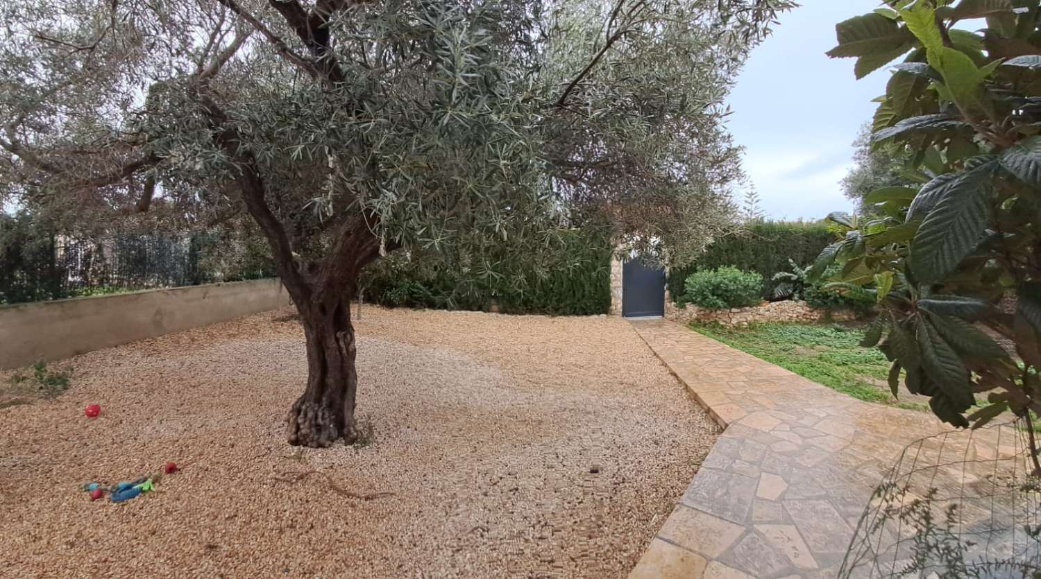 Haus mit unabhängigem Studio und Swimmingpool, 600 m vom Meer entfernt