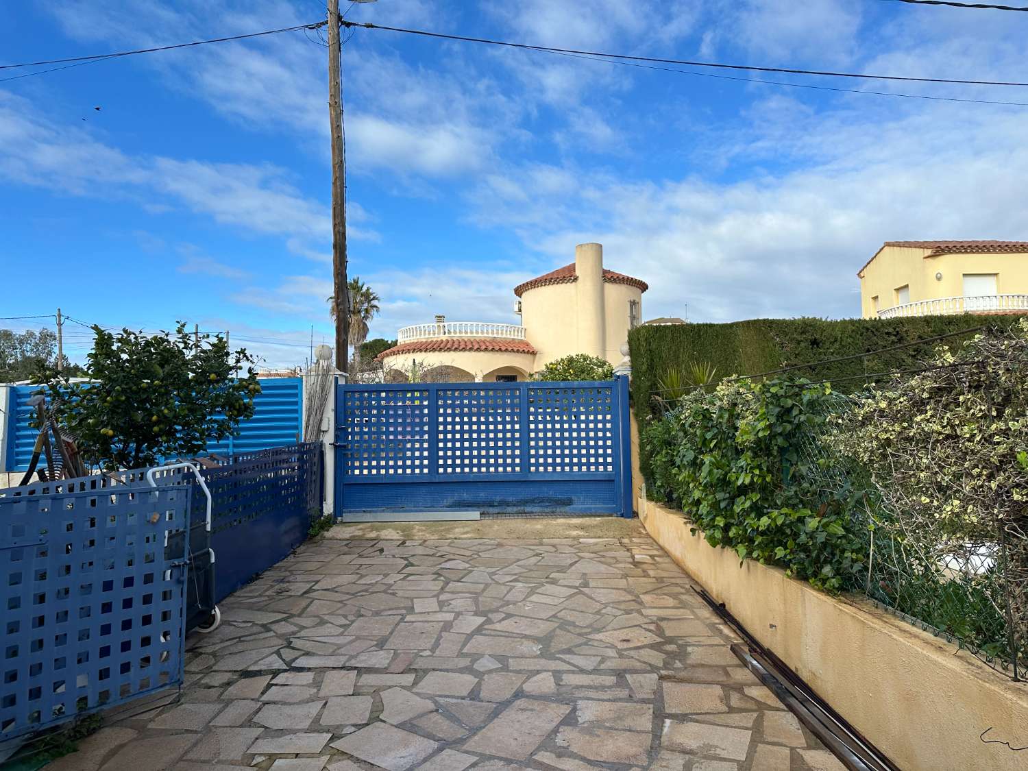 Detached house with private pool!