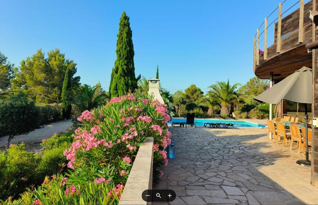 ¡EXCEPCIONAL! Gran propiedad con piscina privada rodeado de naturaleza