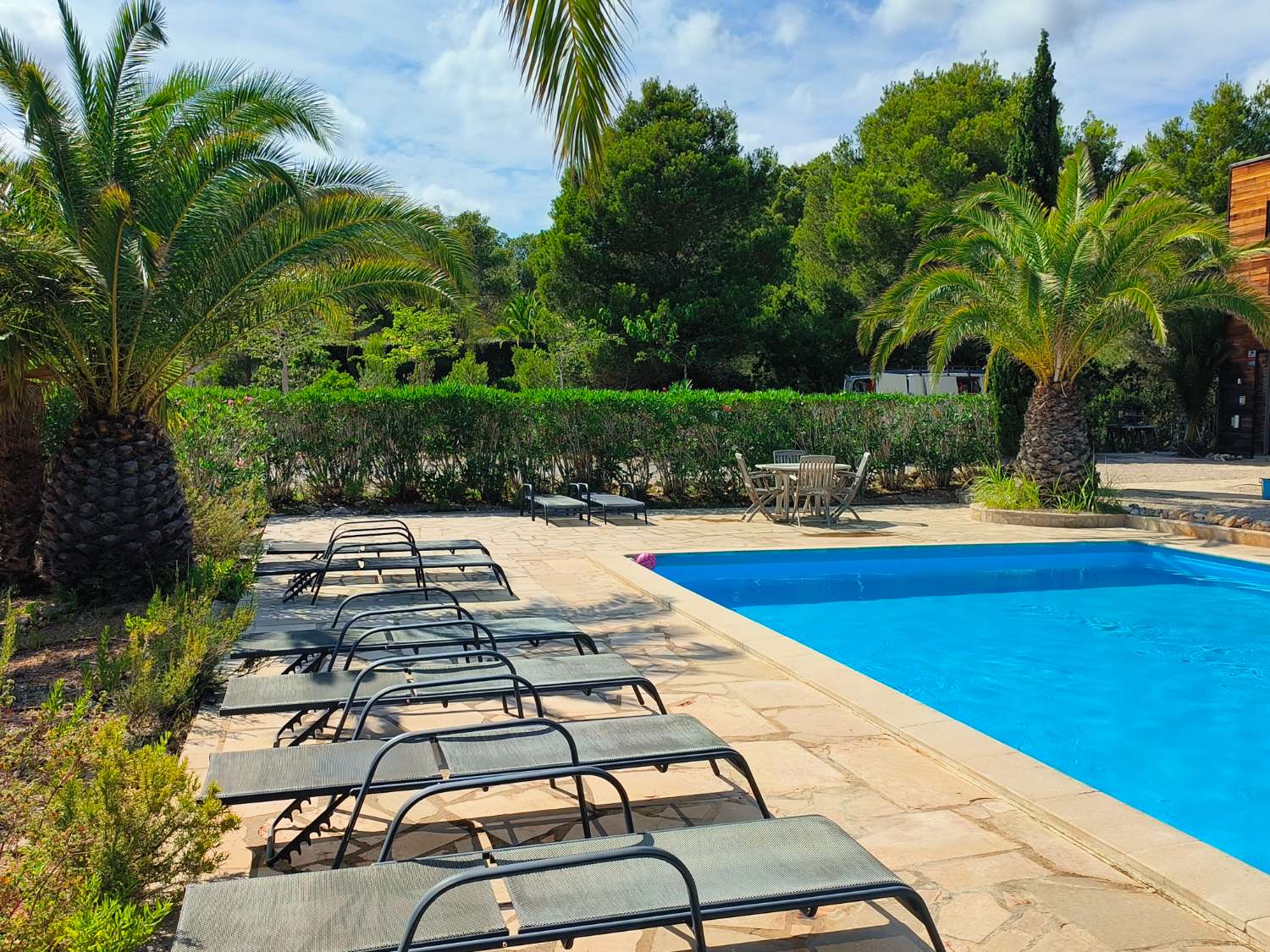 ¡EXCEPCIONAL! Gran propiedad con piscina privada rodeado de naturaleza