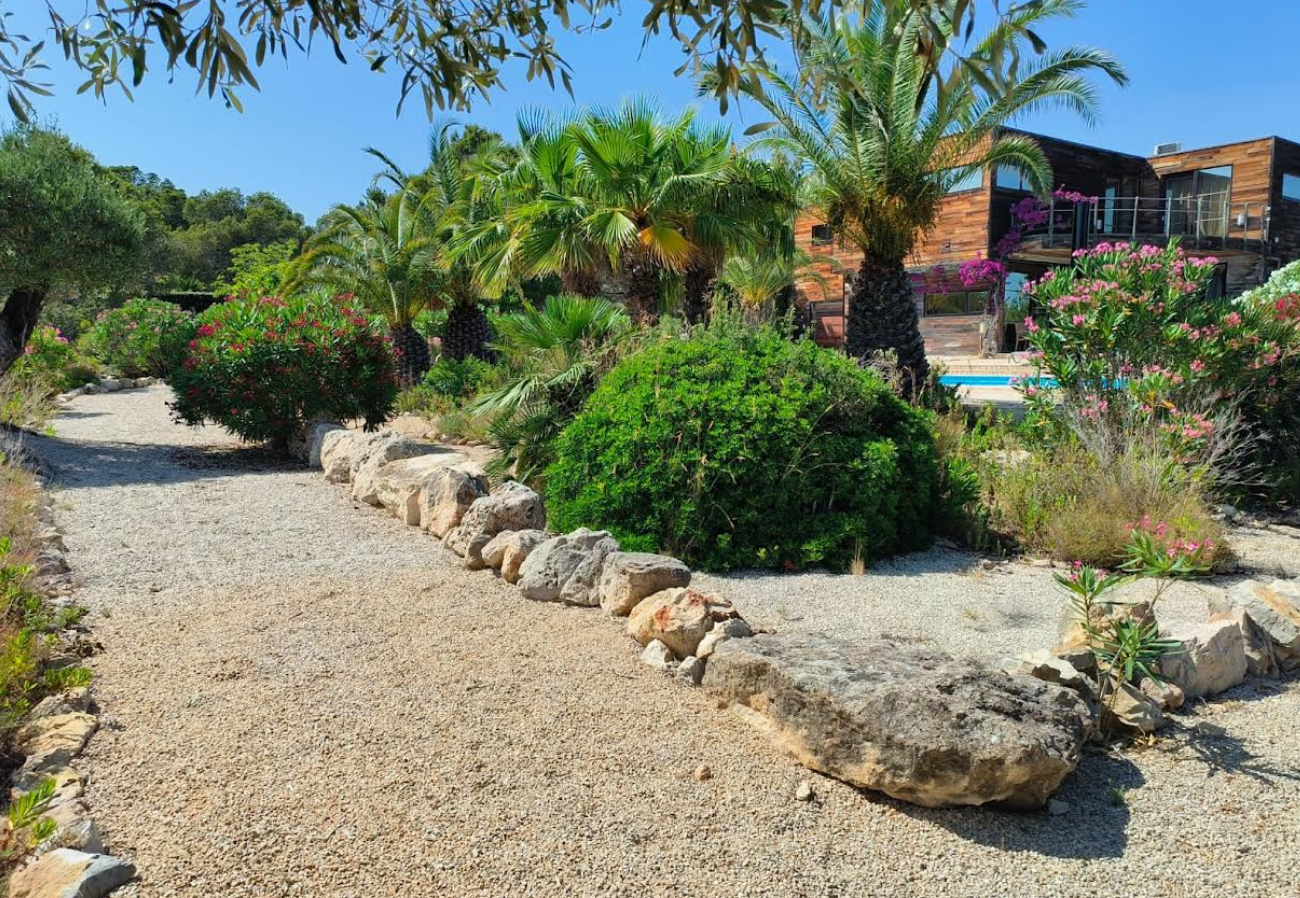 ¡EXCEPCIONAL! Gran propiedad con piscina privada rodeado de naturaleza