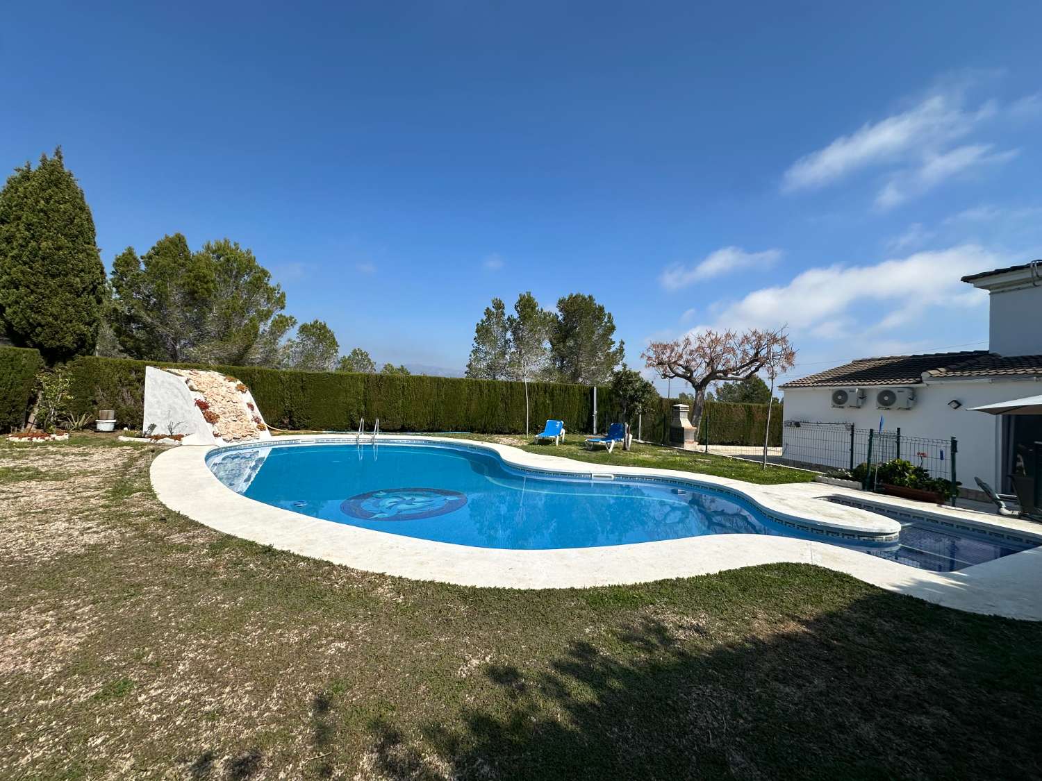 Casa con gran piscina privada y licencia turística