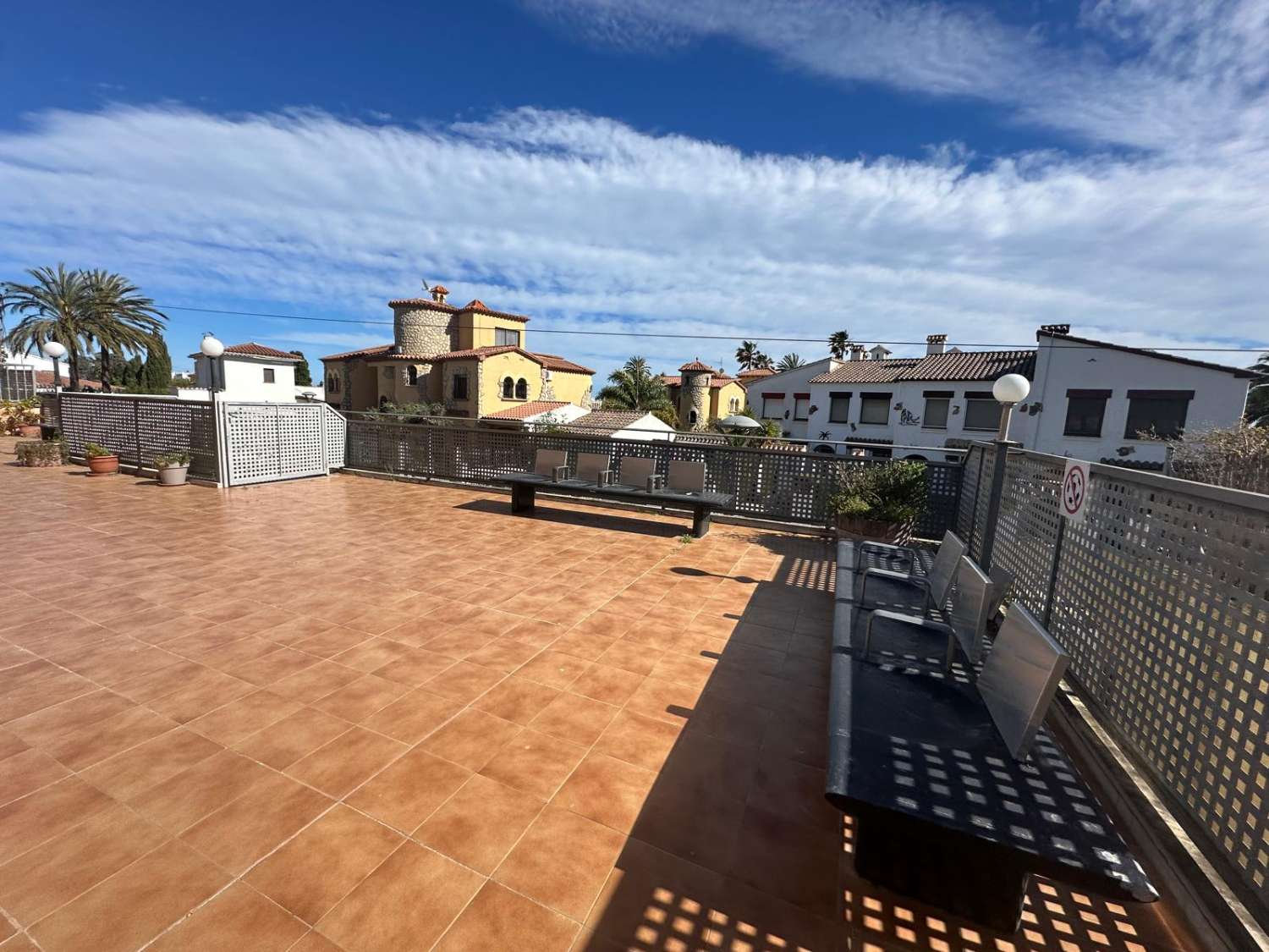 Ideal Inversores !!!!  Piso en planta baja con parking  a 150 m. de la playa