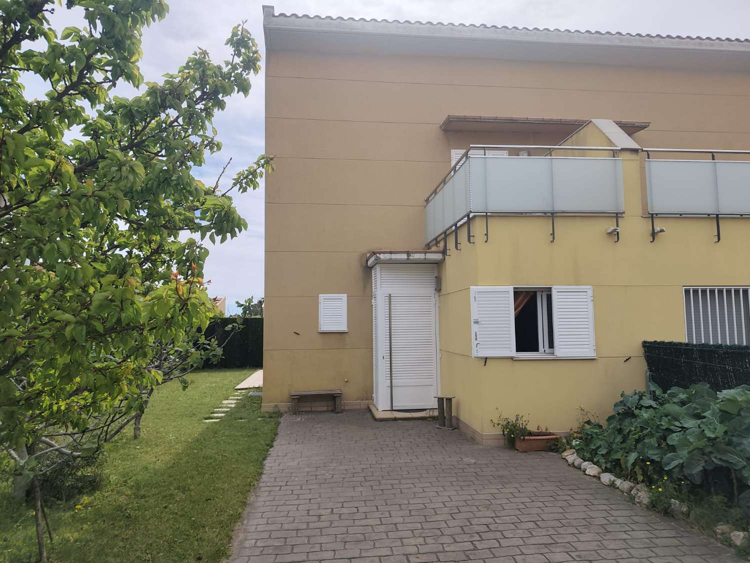 Casa adosada esquinera  en Mont Roig del Camp
