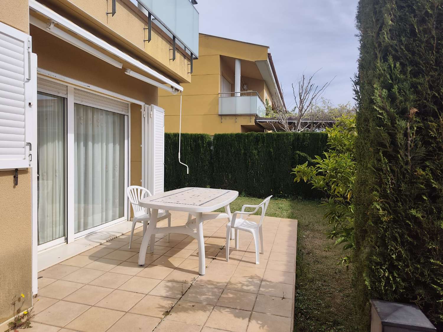 Casa adosada esquinera  en Mont Roig del Camp