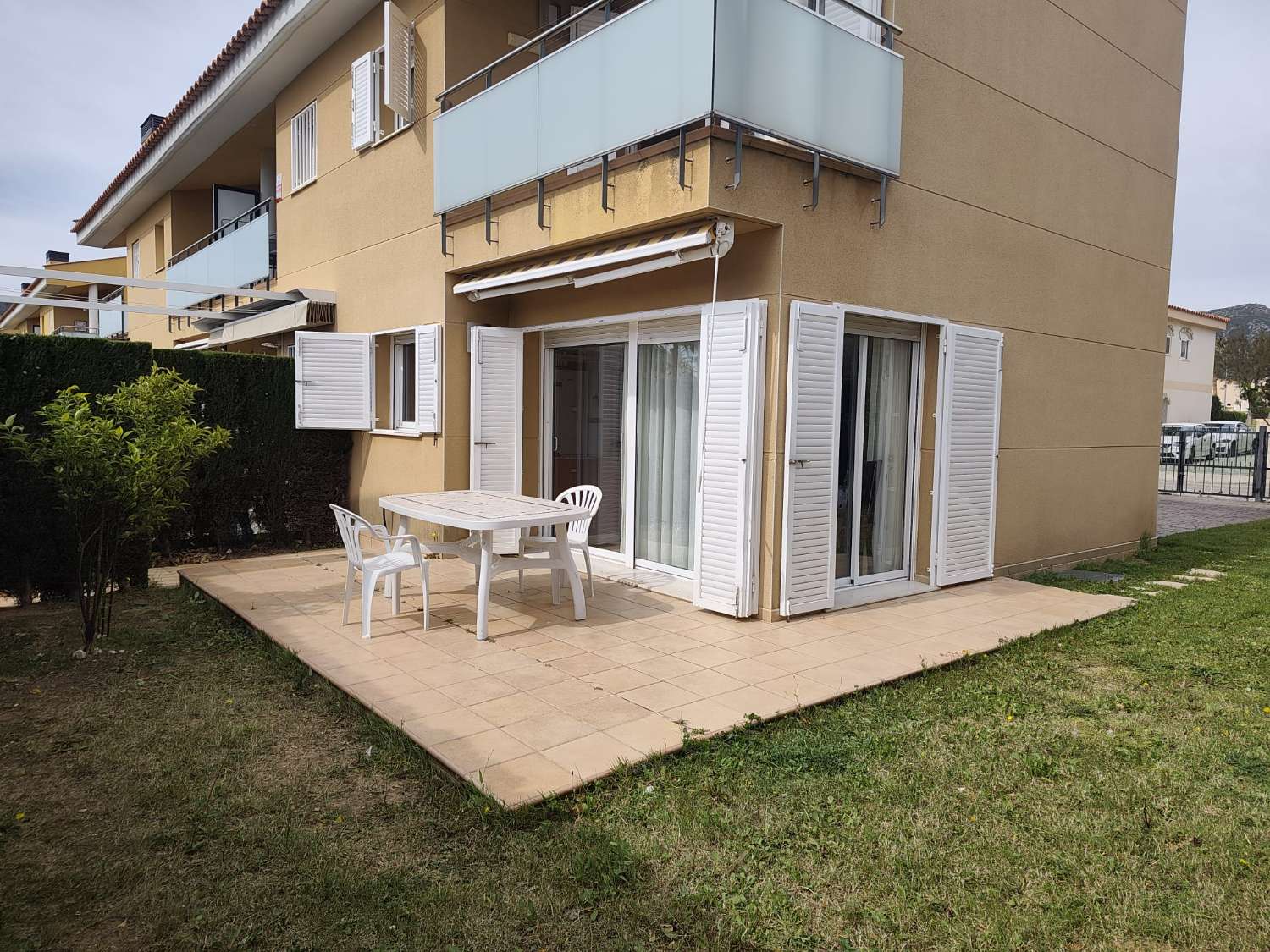 Casa adosada esquinera  en Mont Roig del Camp