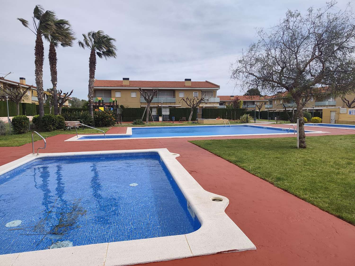 Casa adosada esquinera  en Mont Roig del Camp