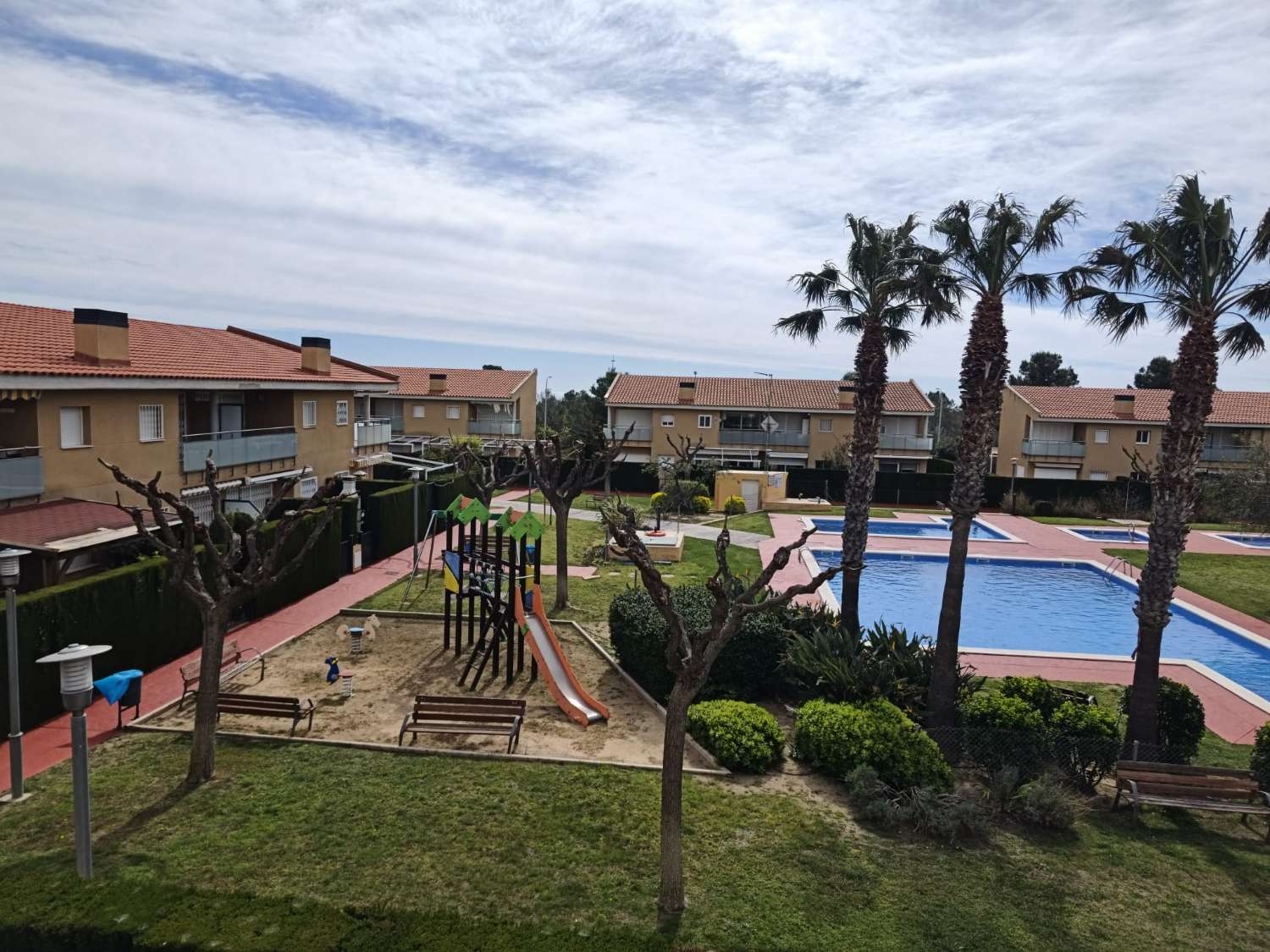 Casa adosada esquinera  en Mont Roig del Camp
