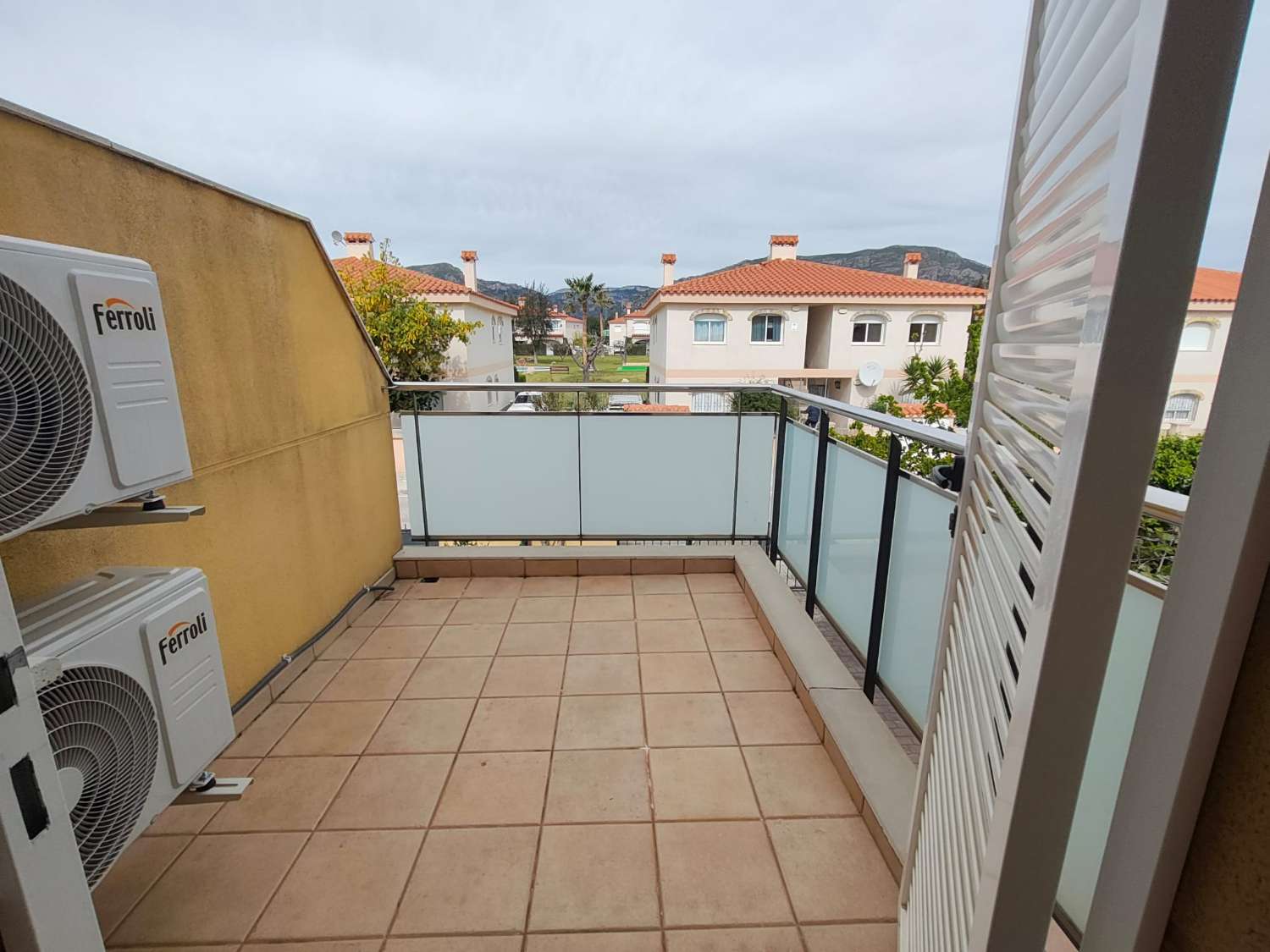 Casa adosada esquinera  en Mont Roig del Camp