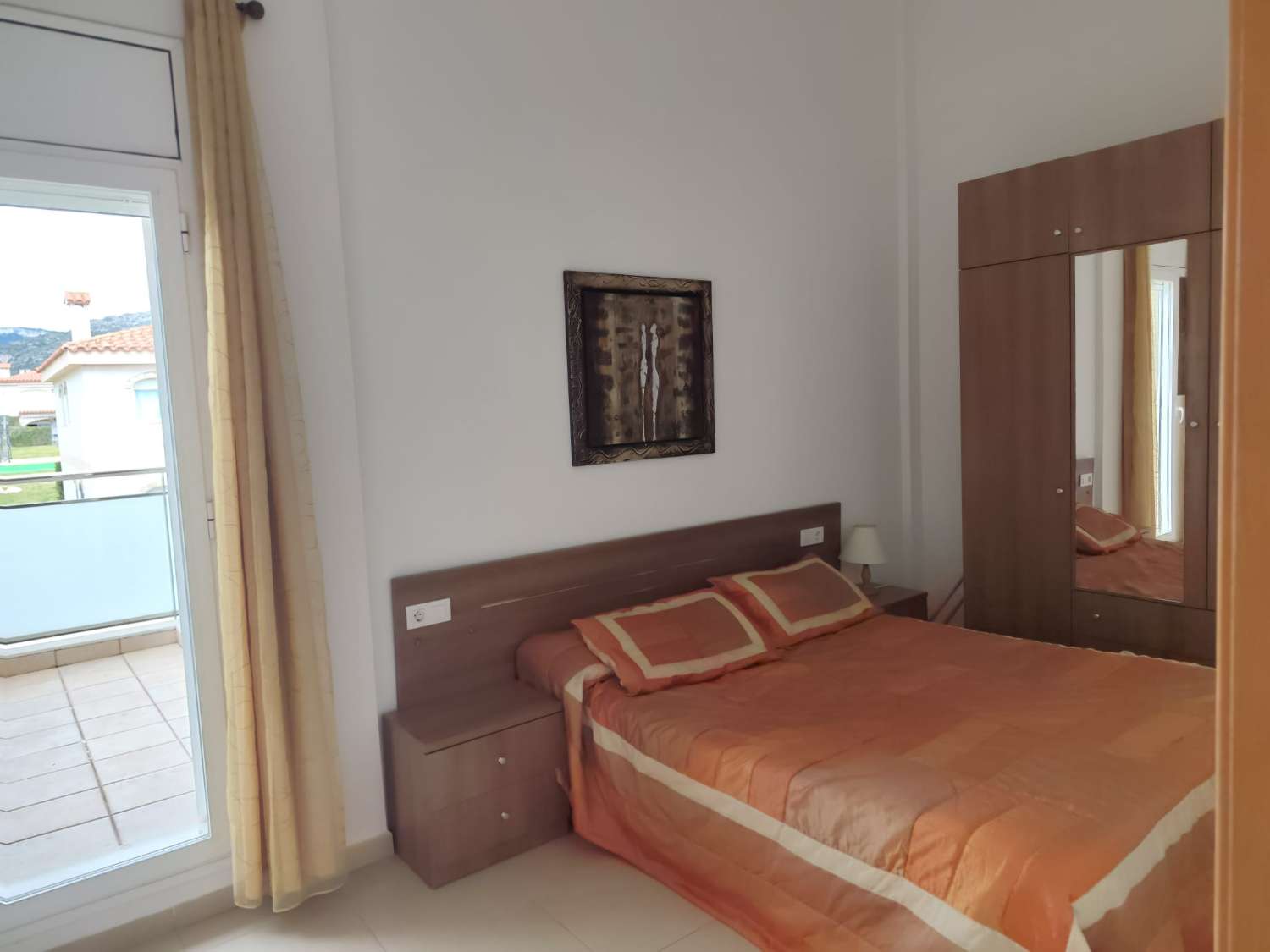 Casa adosada esquinera  en Mont Roig del Camp