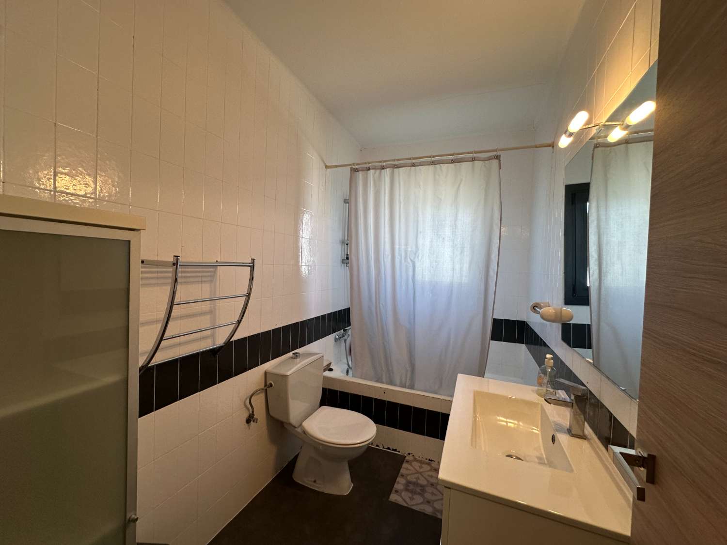 Casa independiente con hermoso jardín en Miami Platja