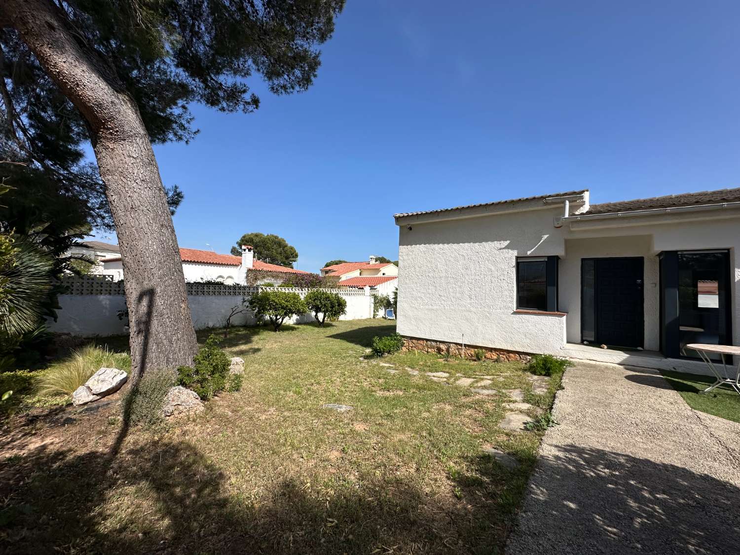 Casa independiente con hermoso jardín en Miami Platja