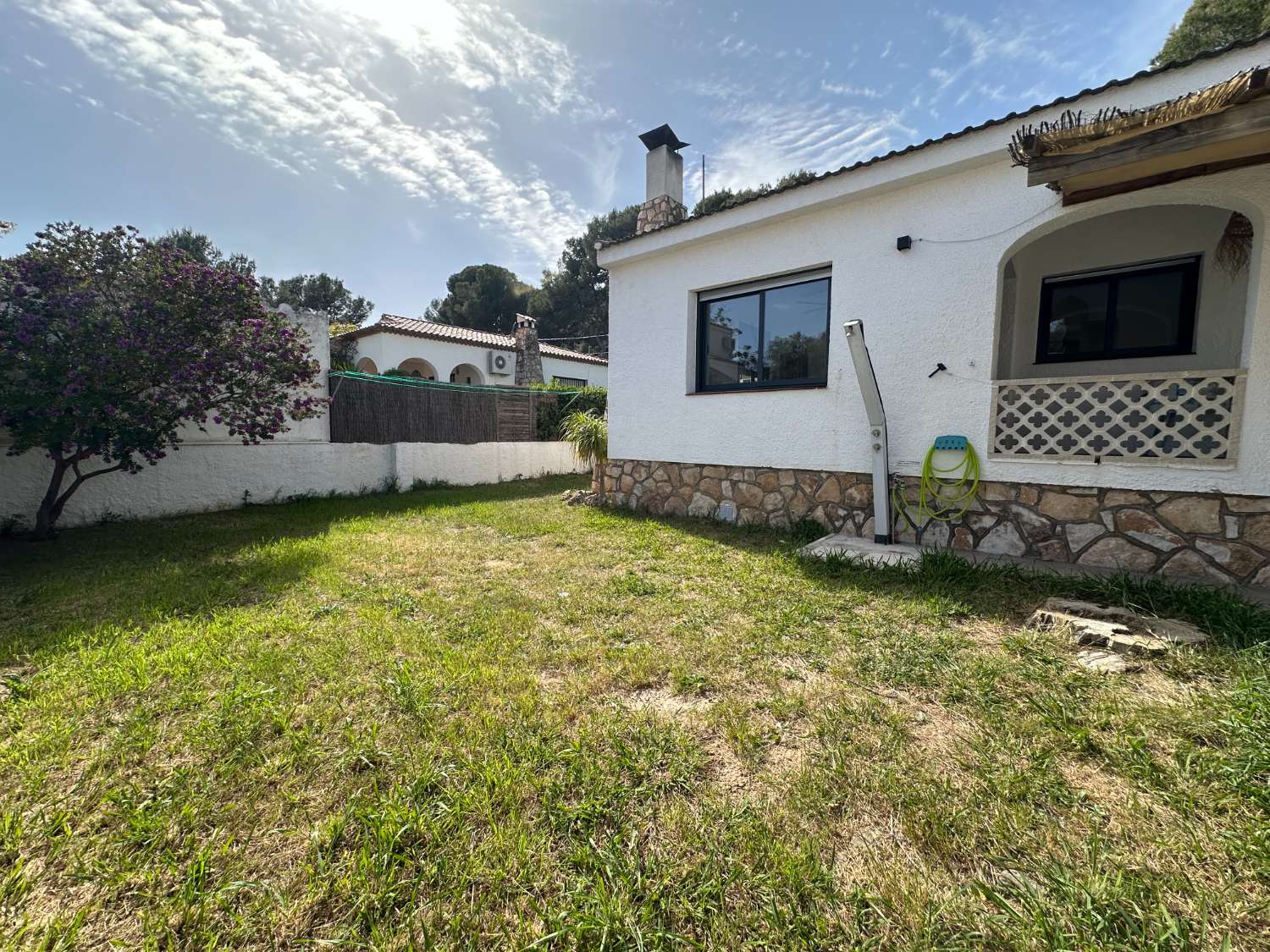 Casa independiente con hermoso jardín en Miami Platja