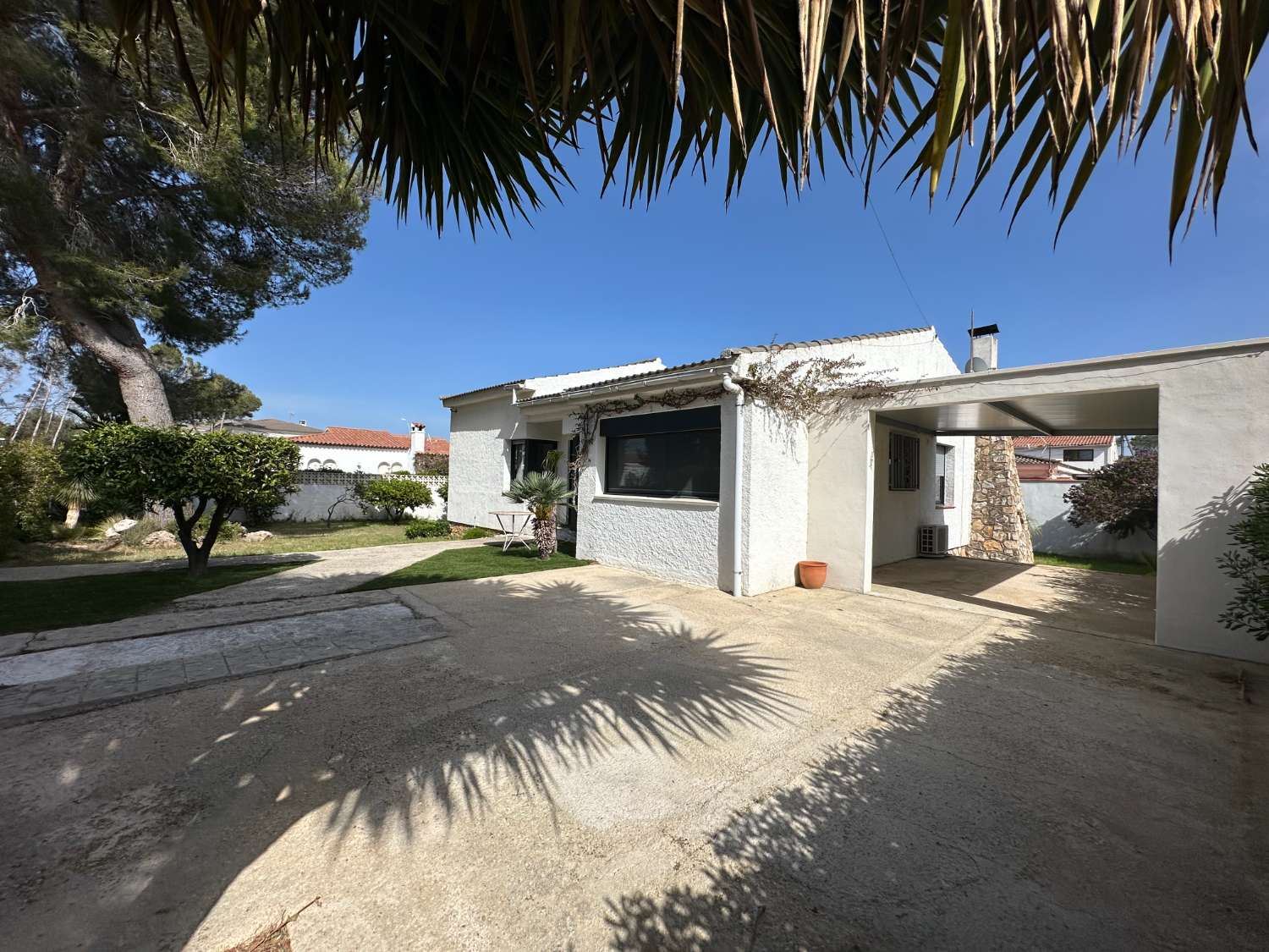 Casa independiente con hermoso jardín en Miami Platja