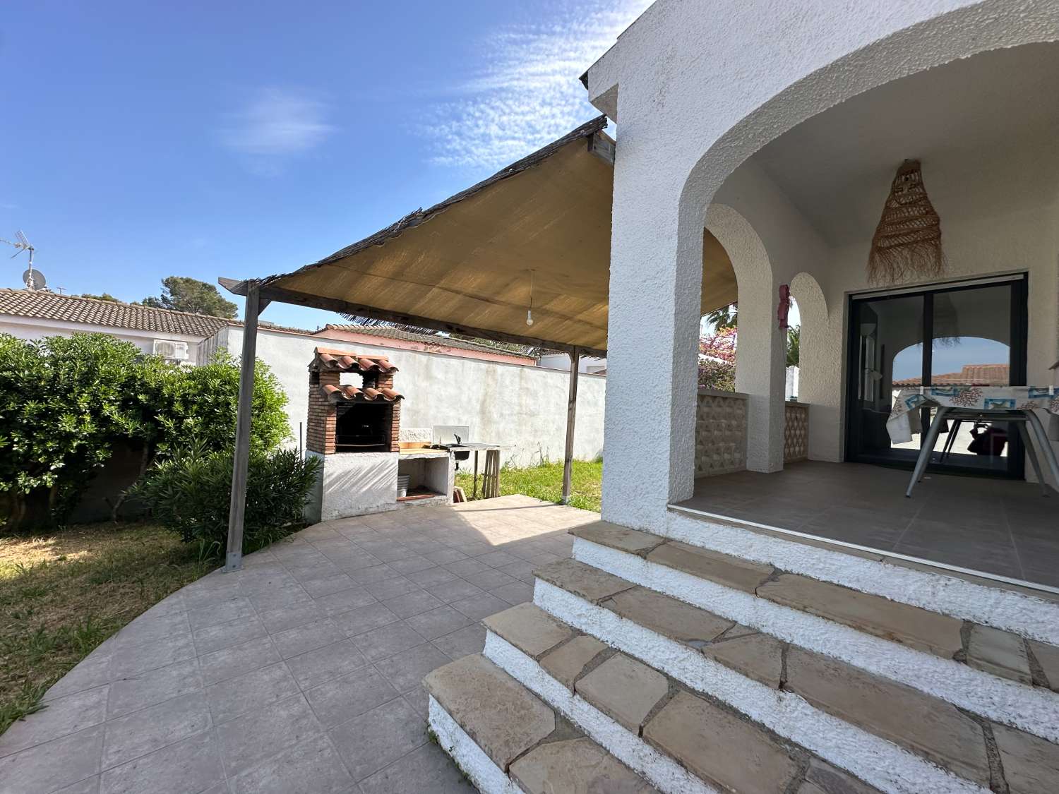 Casa independiente con hermoso jardín en Miami Platja