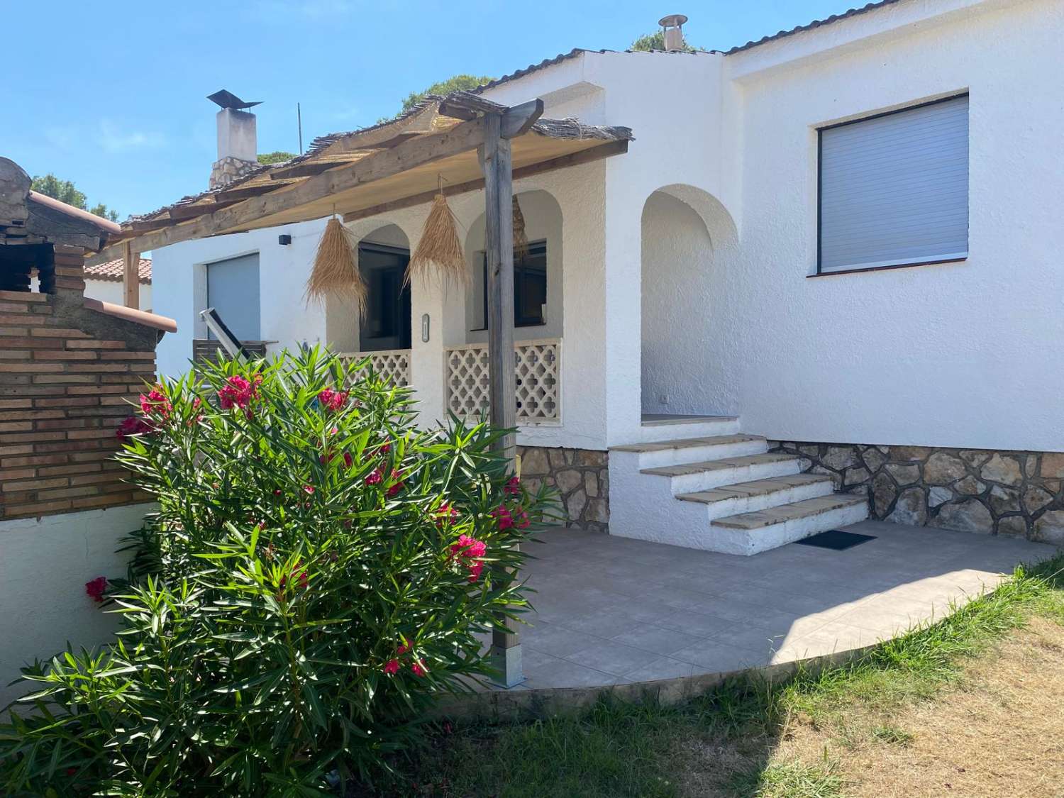 Casa independiente con hermoso jardín en Miami Platja