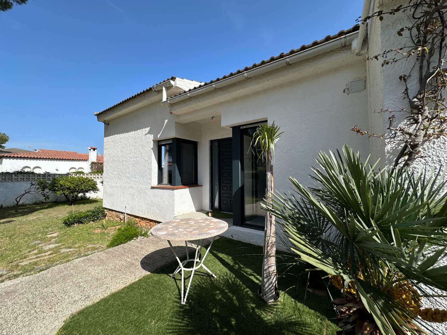 Casa independiente con hermoso jardín en Miami Platja