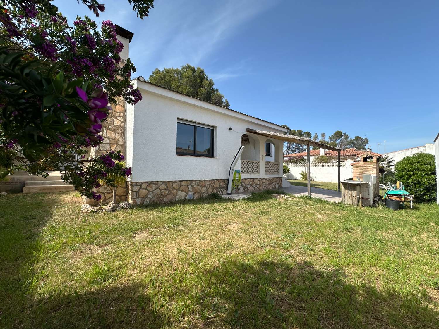 Casa independiente con hermoso jardín en Miami Platja