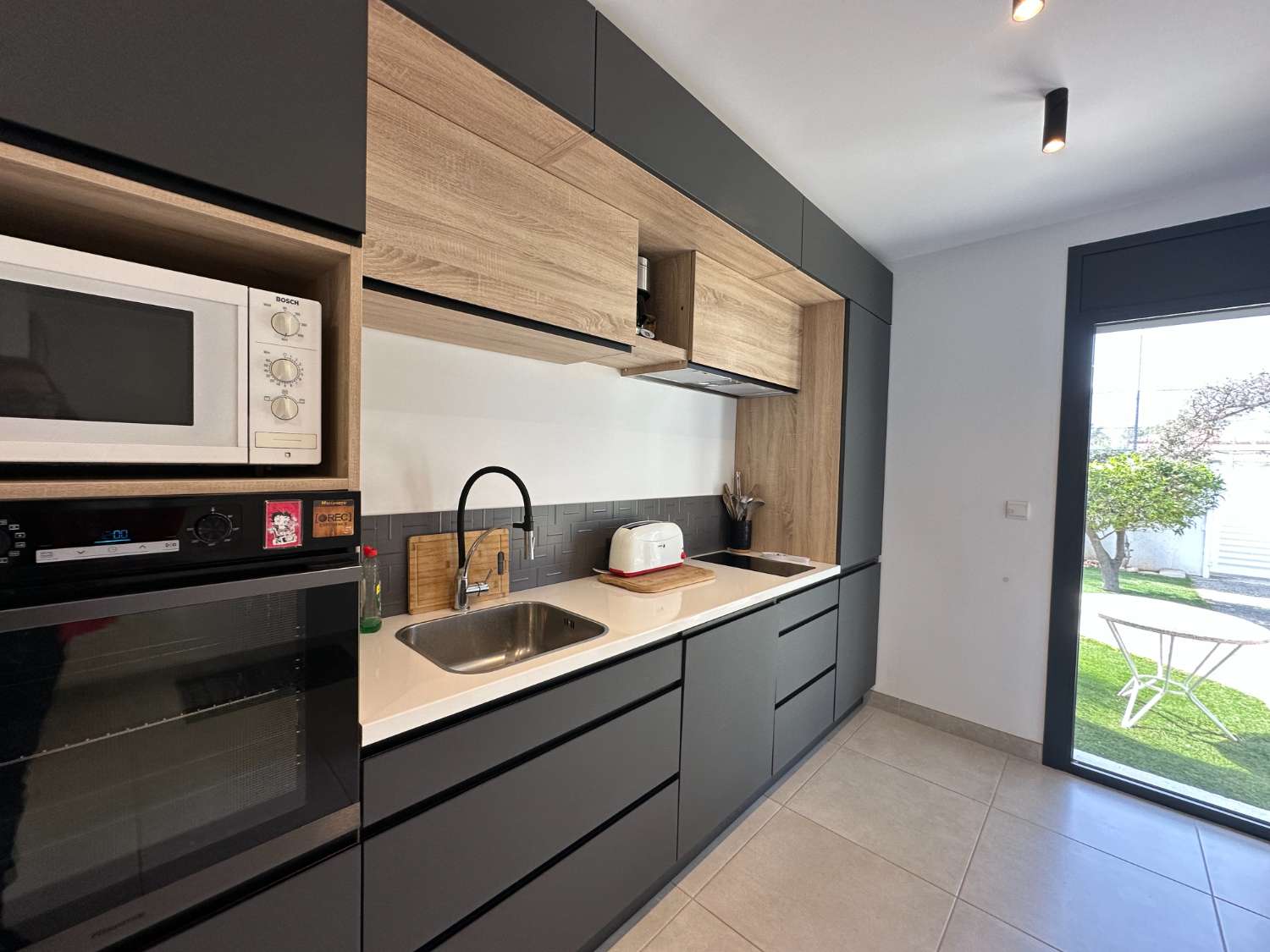 Casa independiente con hermoso jardín en Miami Platja