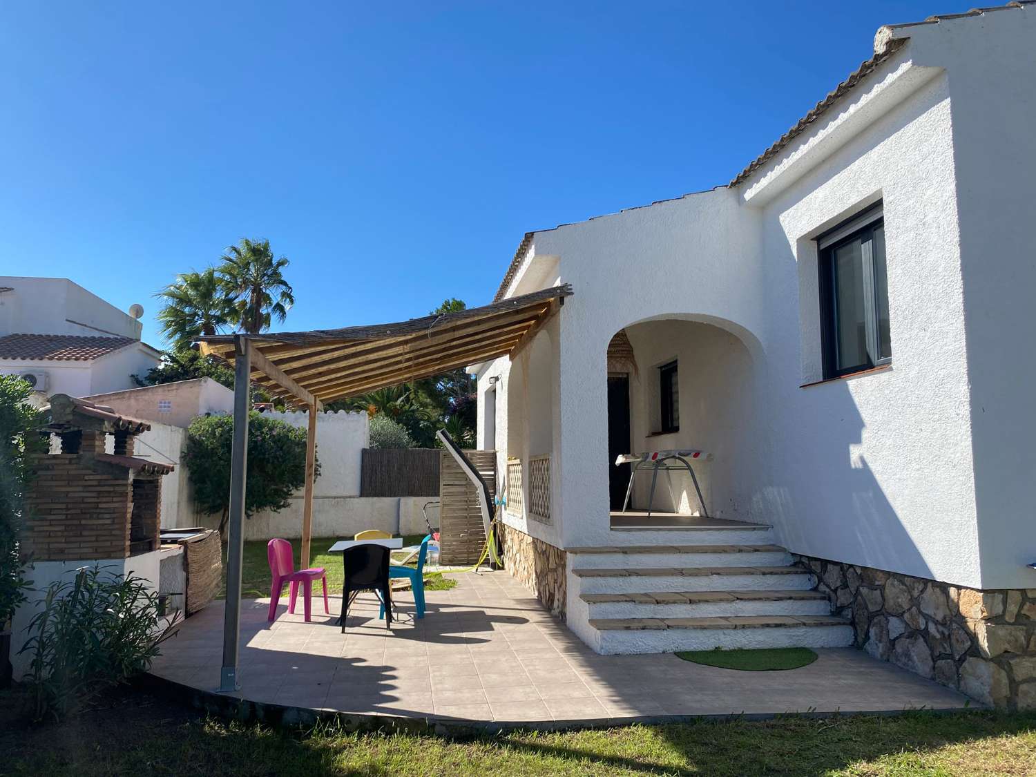 Casa independiente con hermoso jardín en Miami Platja