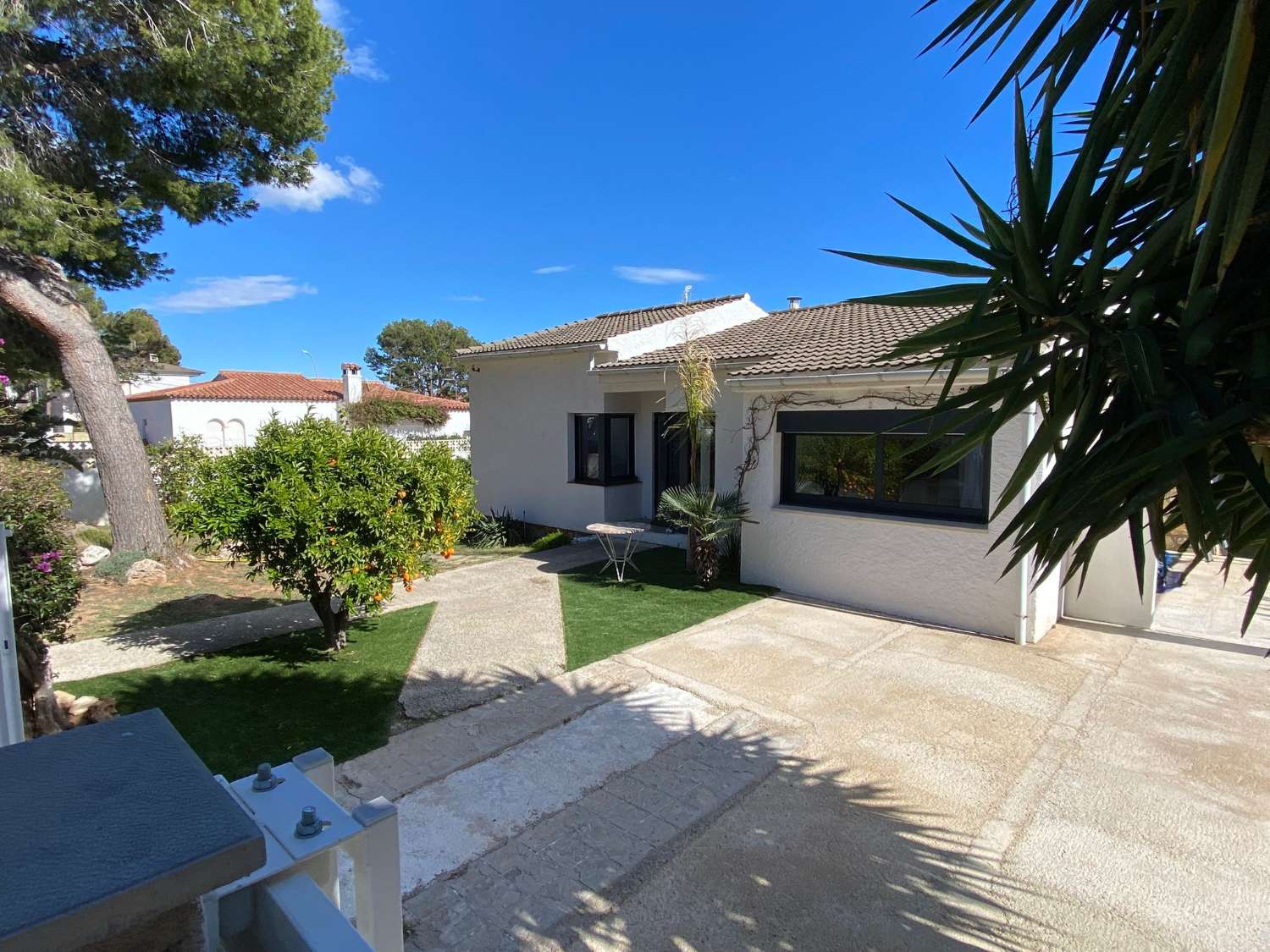 Casa independiente con hermoso jardín en Miami Platja