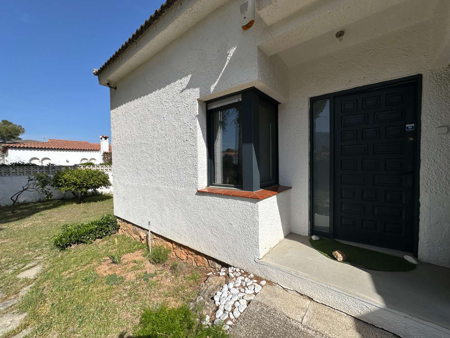 Casa independiente con hermoso jardín en Miami Platja