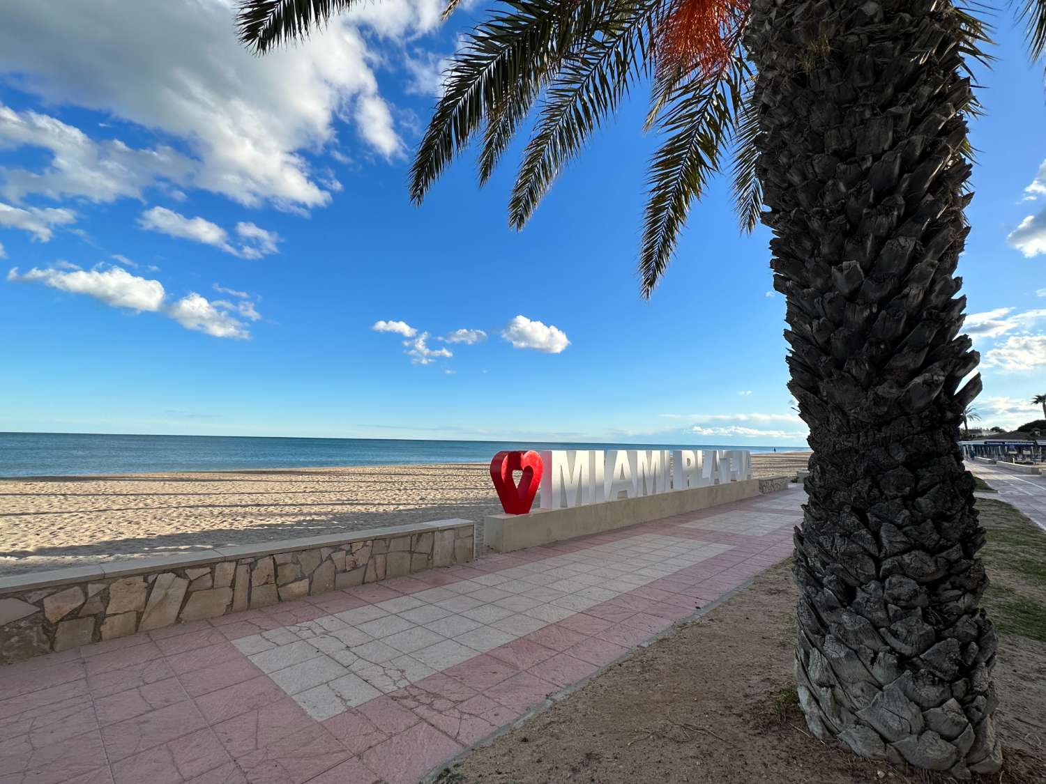 Apartamento en el corazón de Miami Platja, a solo 200 metros de la playa.