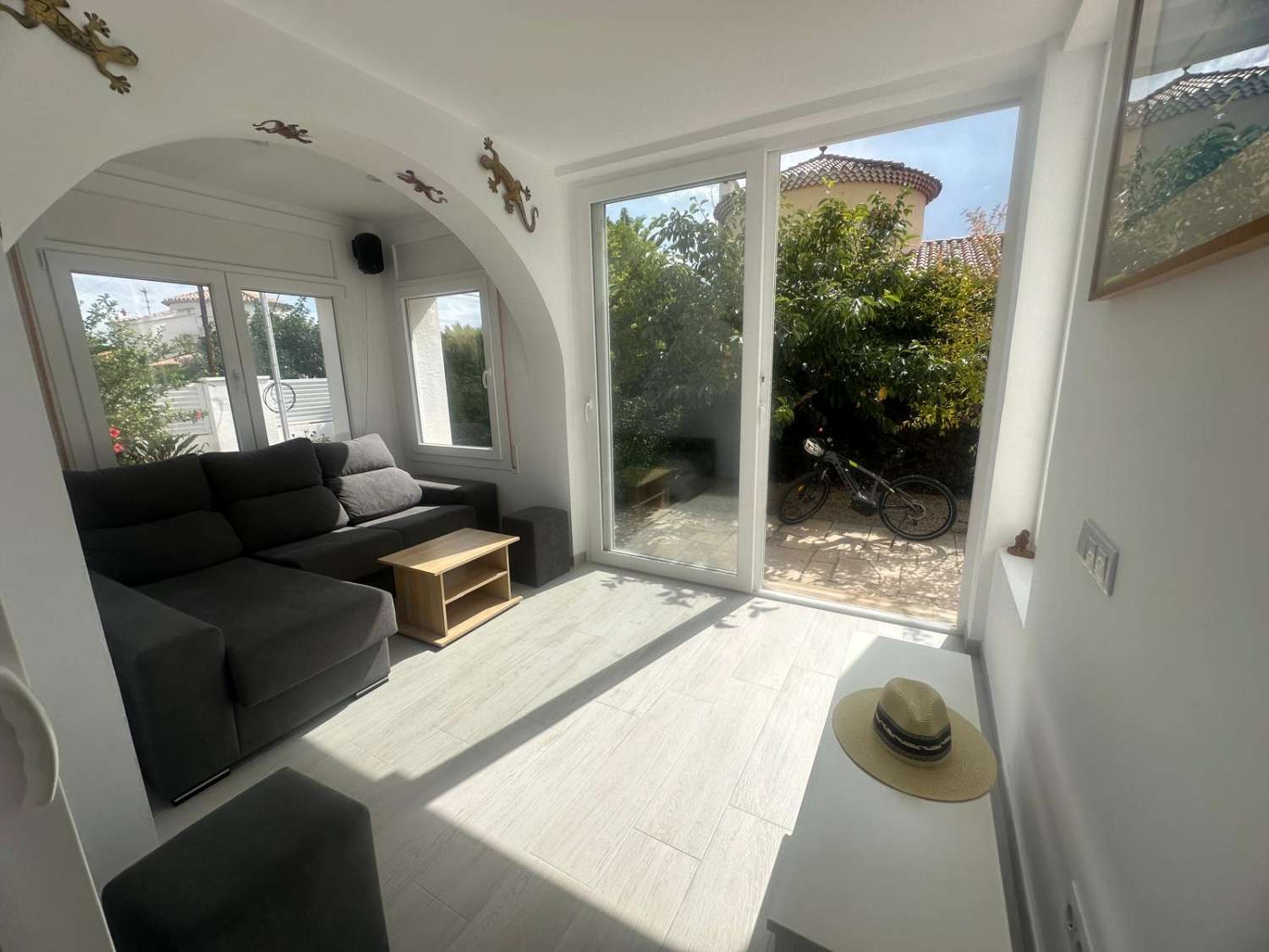 Preciosa villa totalmente renovada a solo 1,5 km de la playa
