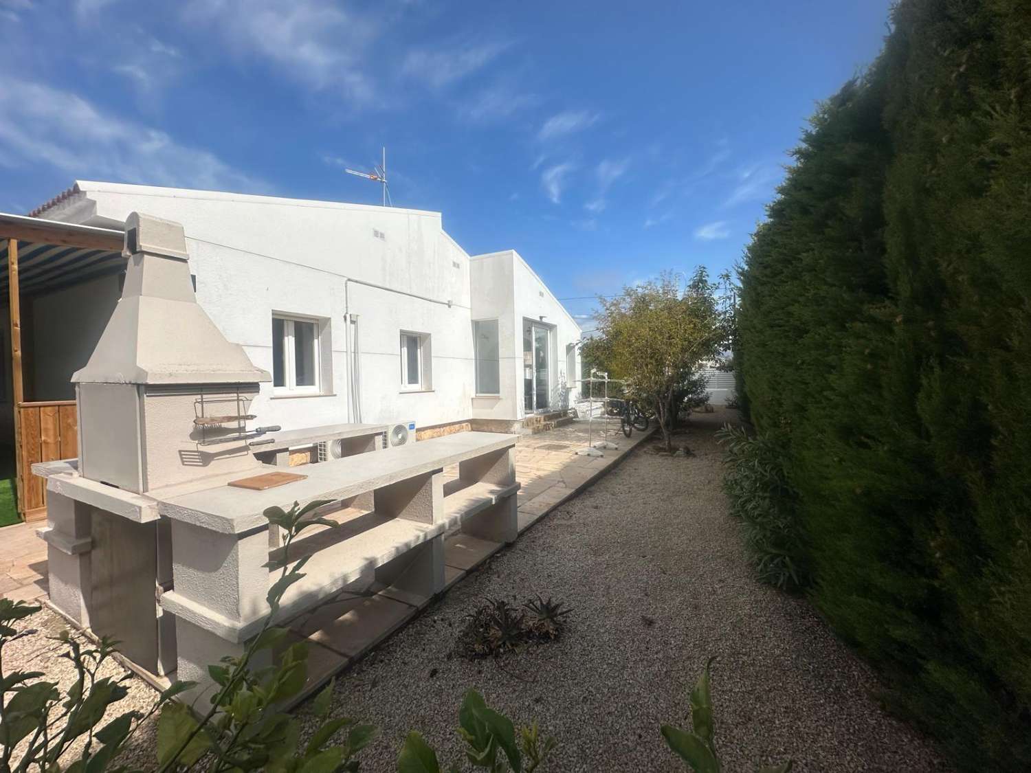 Preciosa villa totalmente renovada a solo 1,5 km de la playa