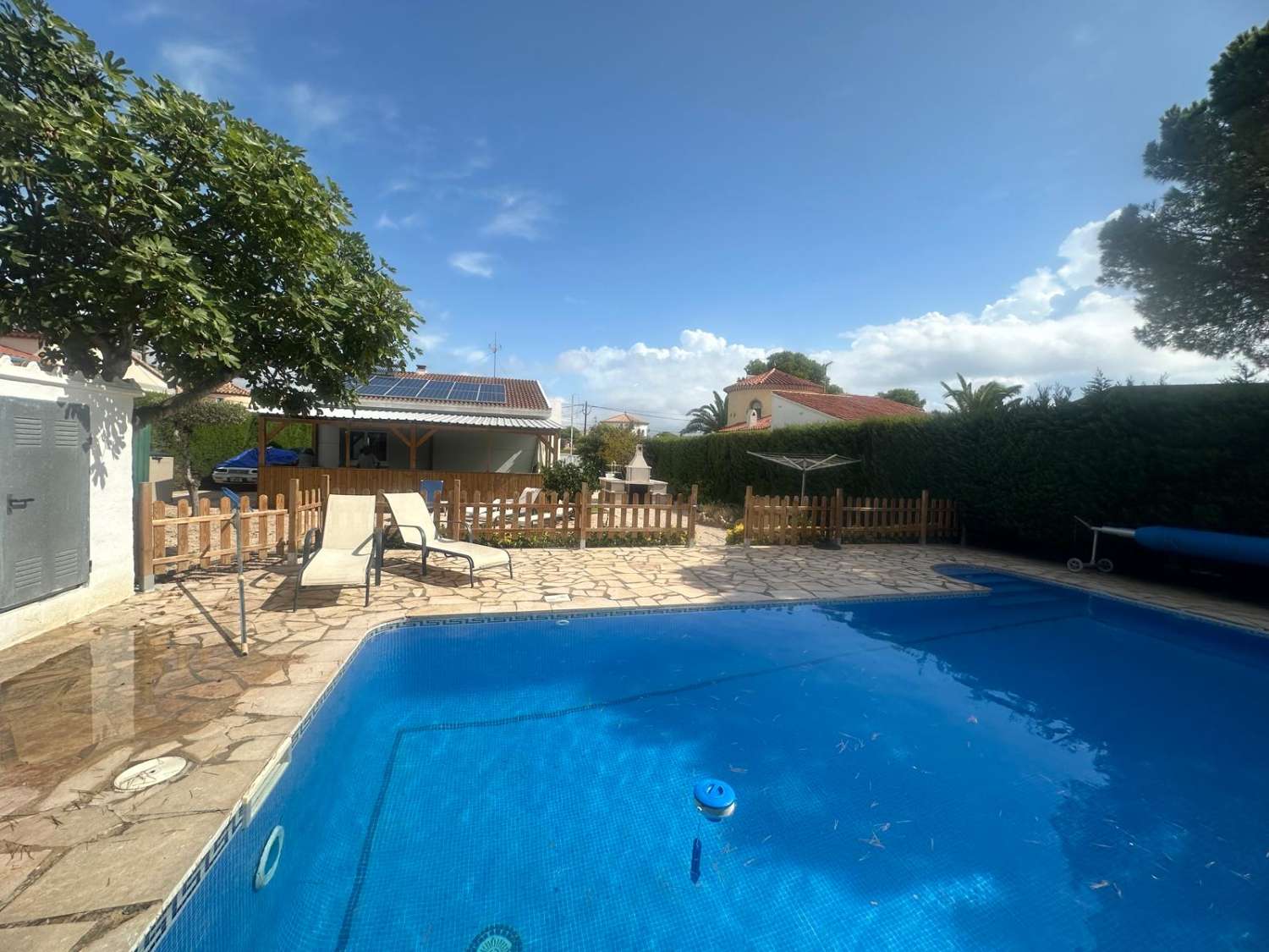 Preciosa villa totalmente renovada a solo 1,5 km de la playa