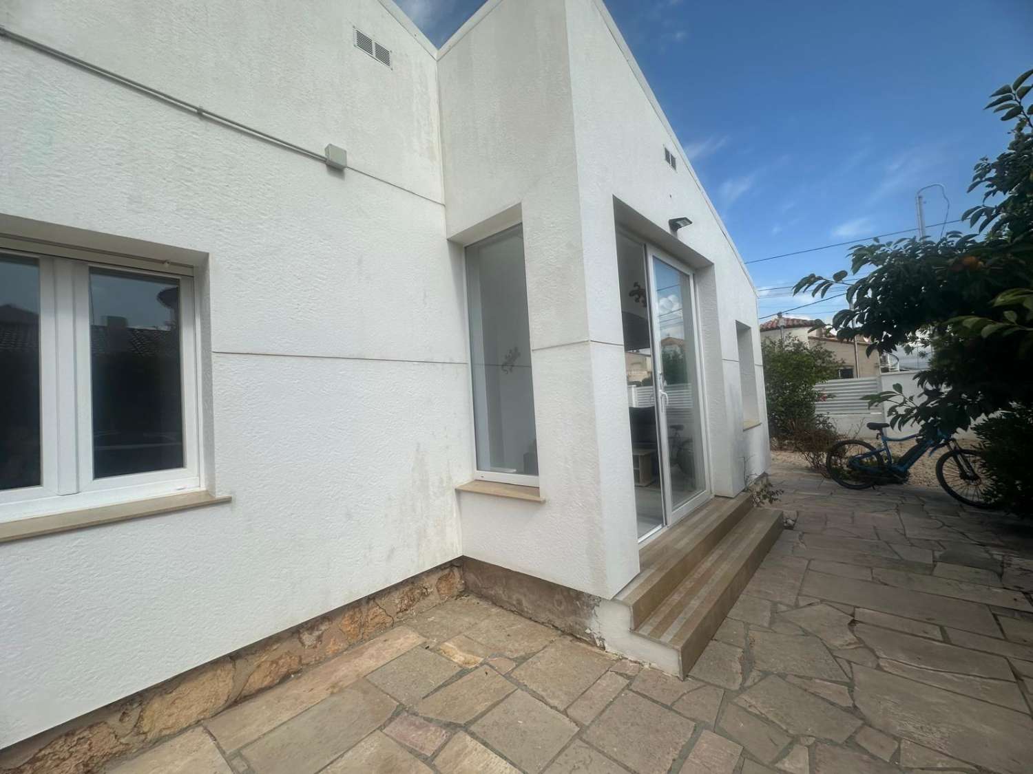 Preciosa villa totalmente renovada a solo 1,5 km de la playa